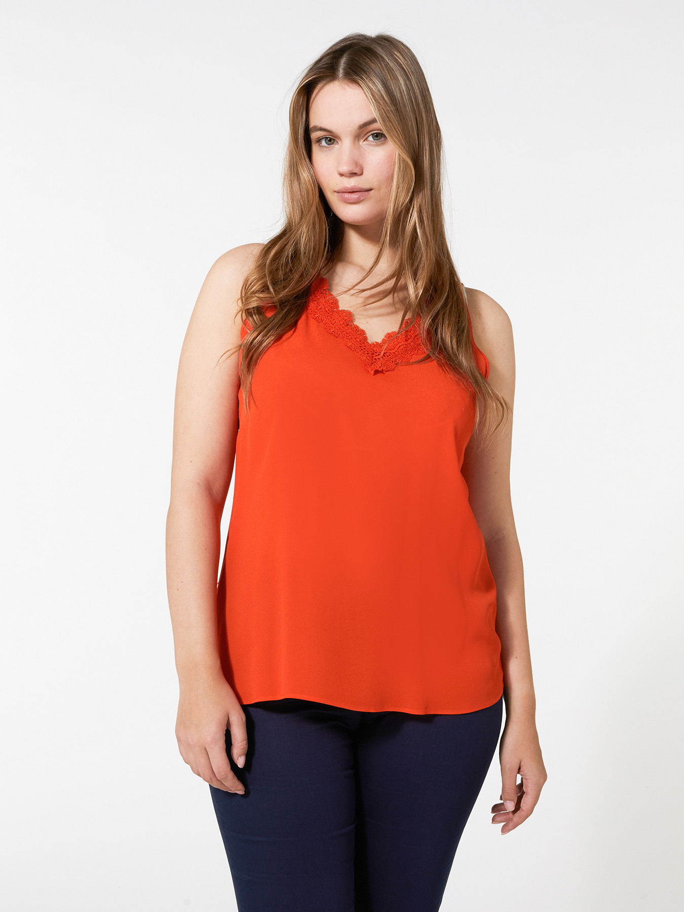 Top com borda de renda image number 2