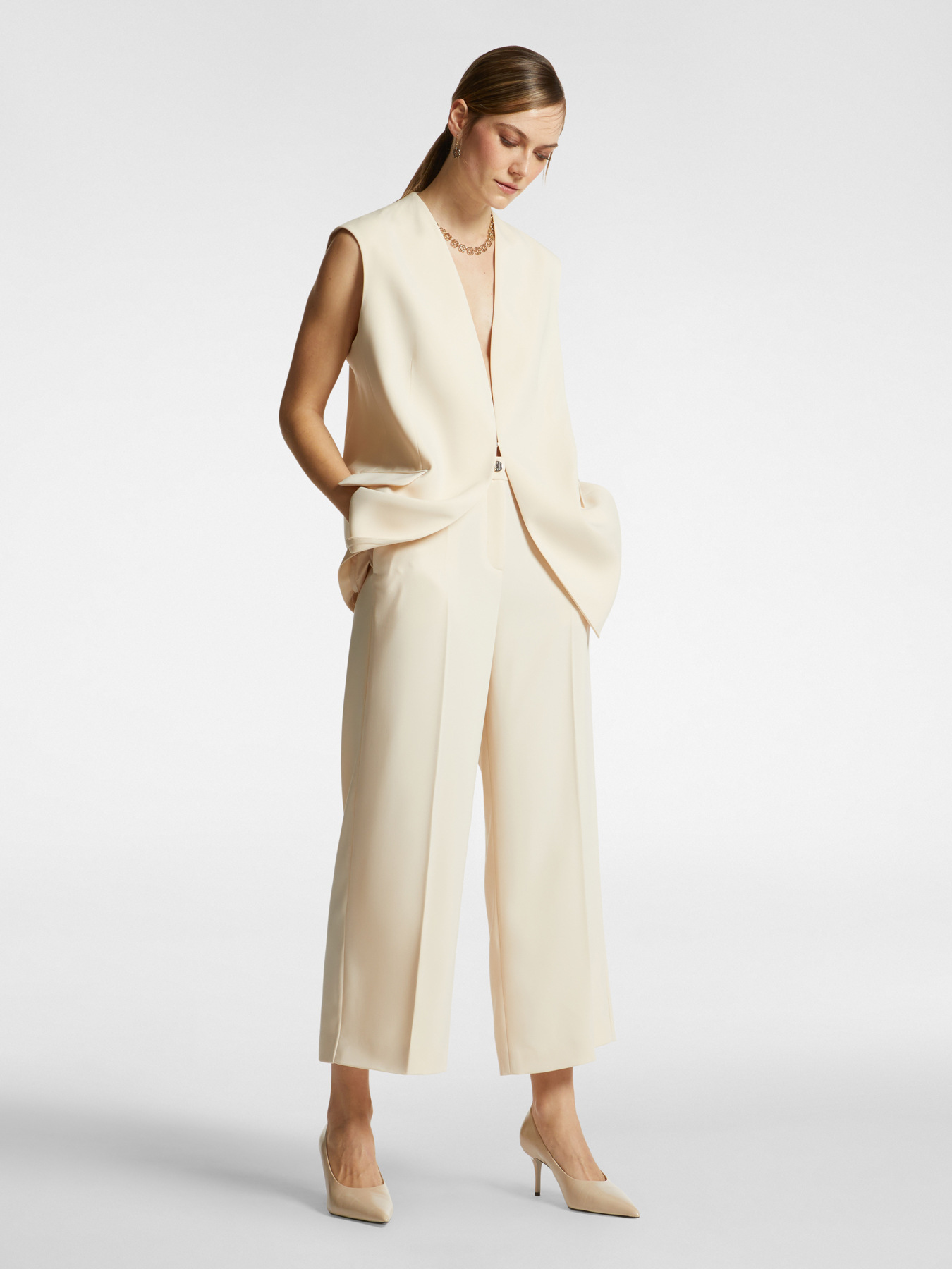 Blazer sin mangas de crep&eacute; cady image number 4