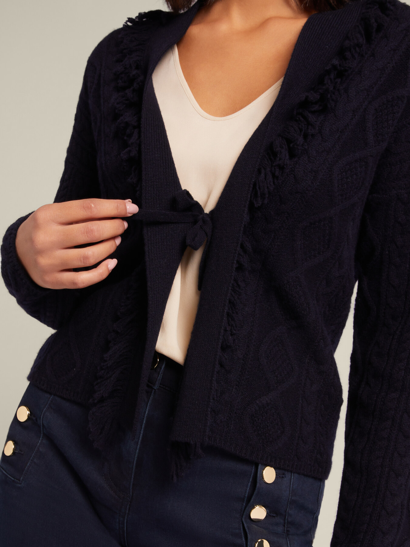 Cardigã com entrançados com franjas image number 3