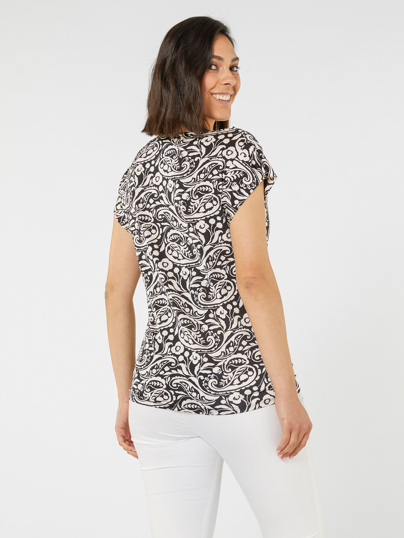 Camiseta estampada en blanco y negro image number 1