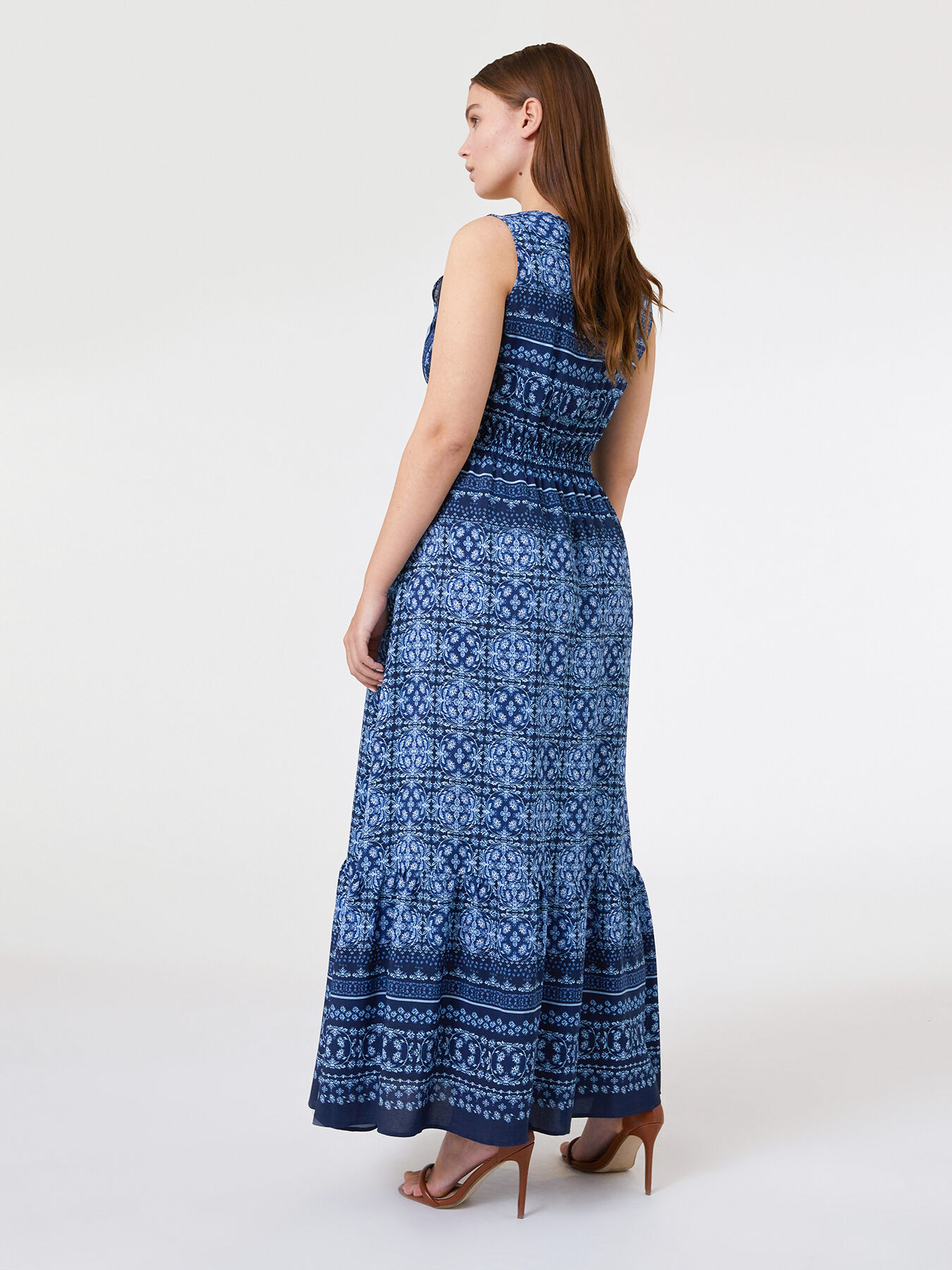 Langes, bedrucktes Kleid mit Kette image number 2