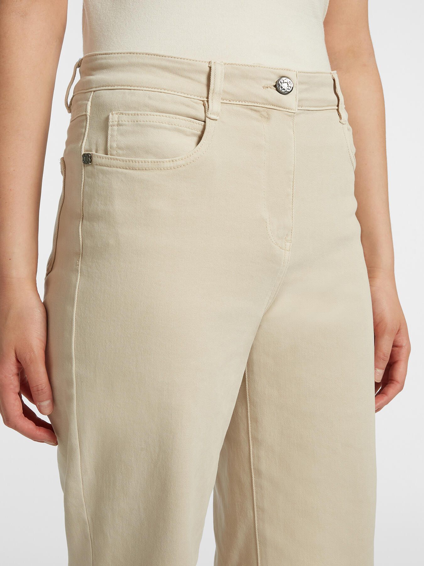 Pantalon raccourci cinq poches en drill image number 3