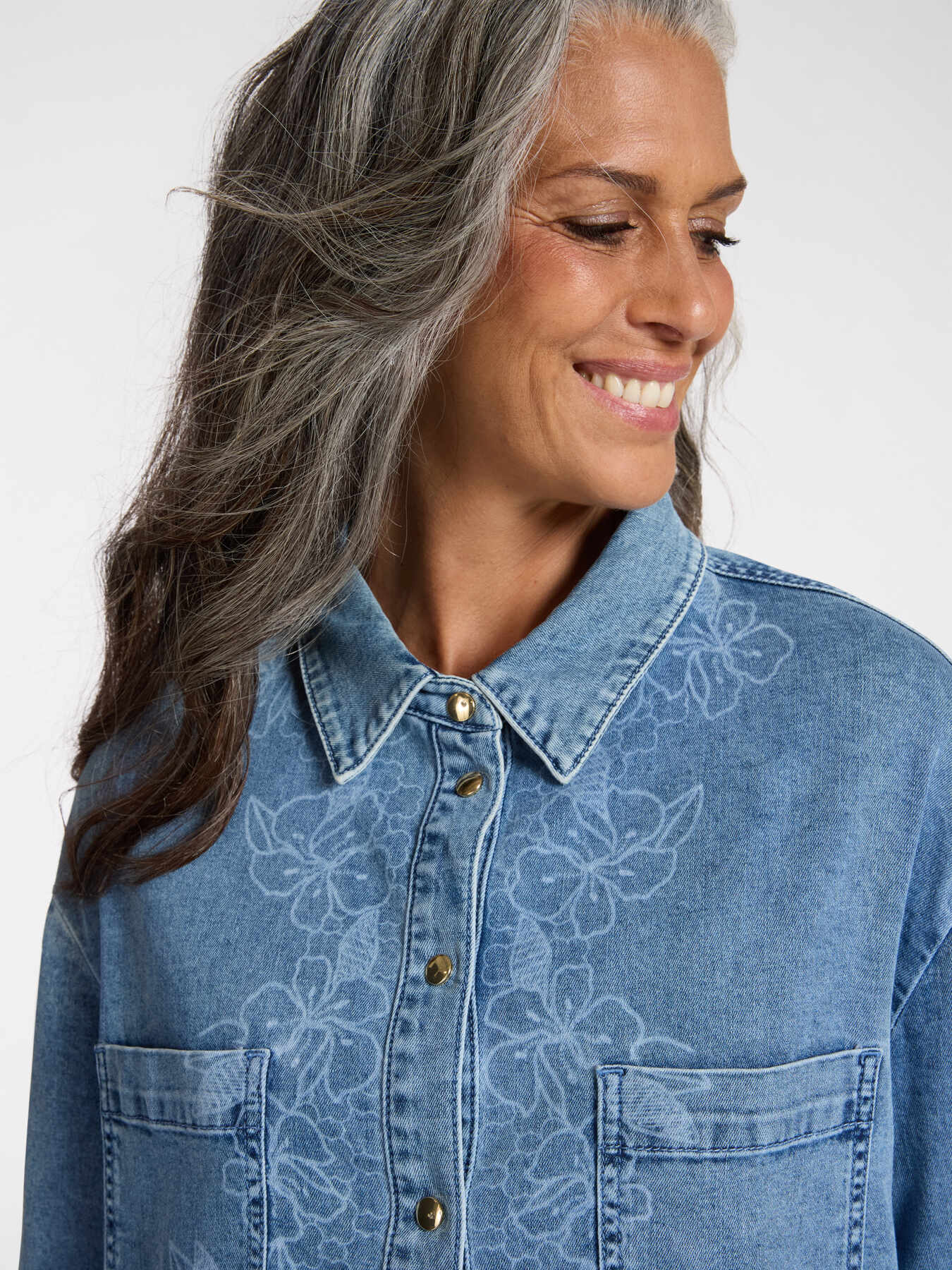 Jeanshemd mit Blumenmuster image number 2