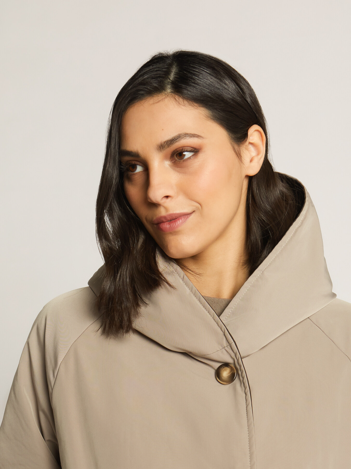 Beidseitig tragbare zweifarbige Daunenjacke mit Kapuze image number 4