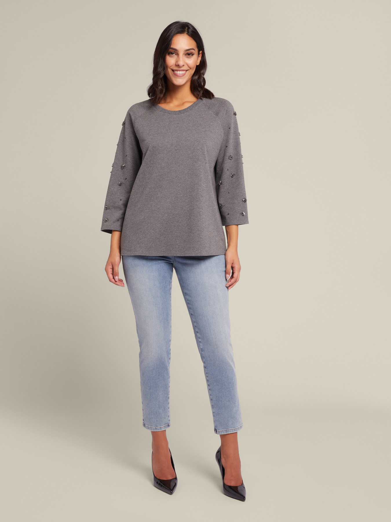 SUDADERA BORDADA A MANO image number 1