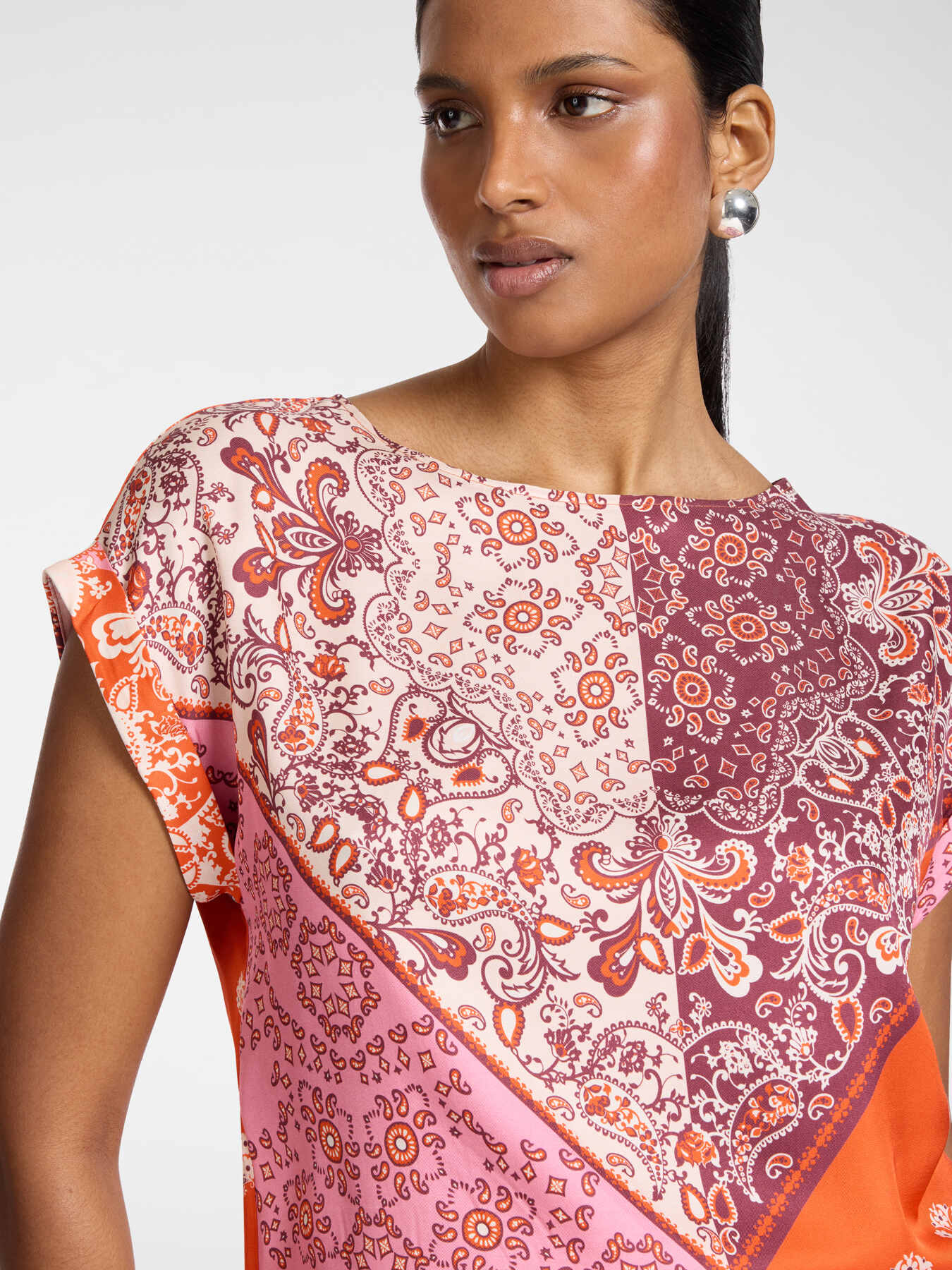 Blusa de viscosa estampada image number 3