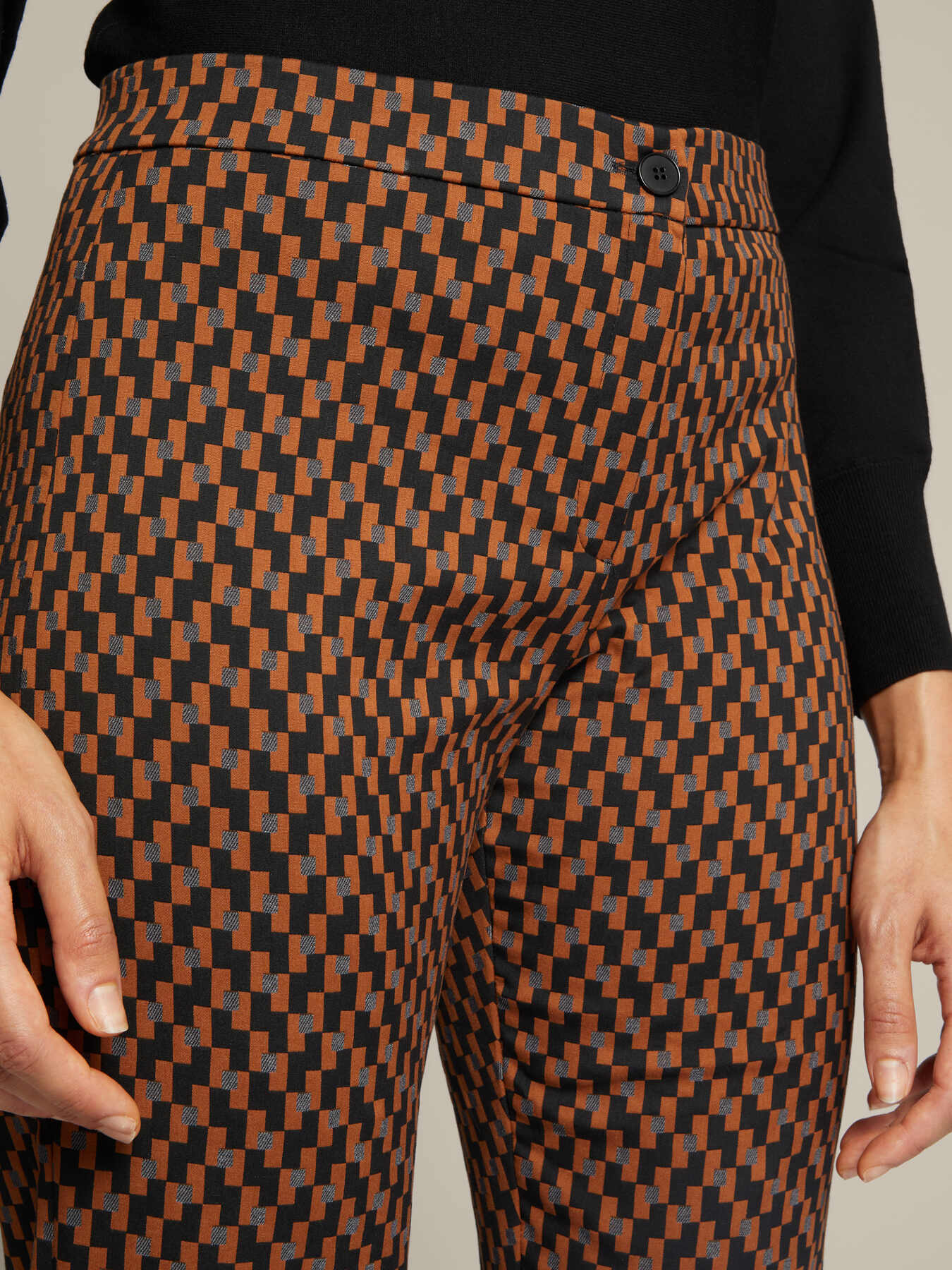 Gerade geschnittene, gemusterte Hose image number 4