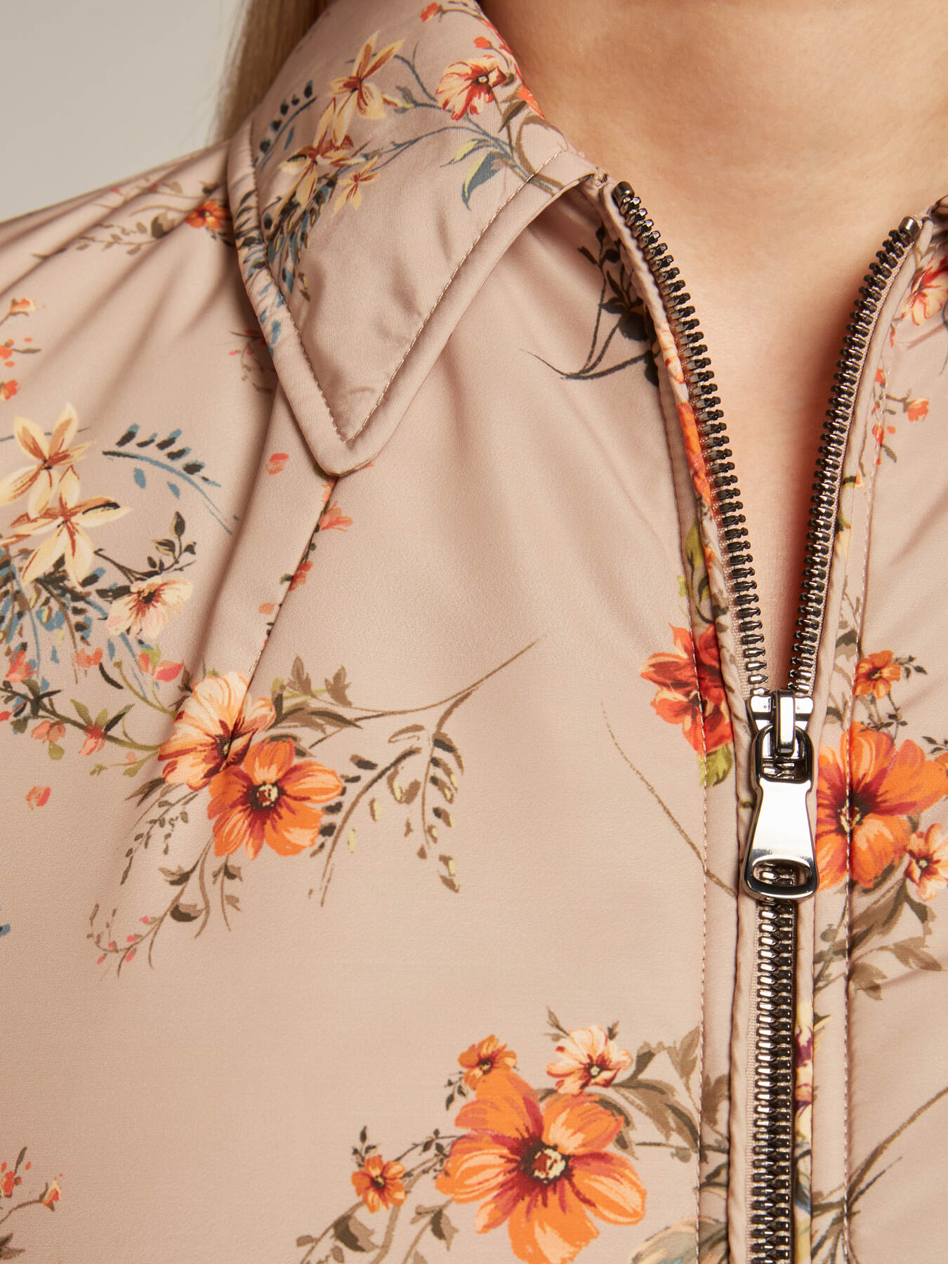 Doudoune à fleurs en nylon recyclé image number 3