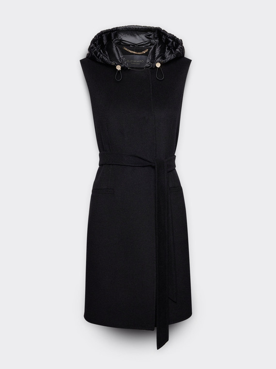 Sporty sleeveless coat