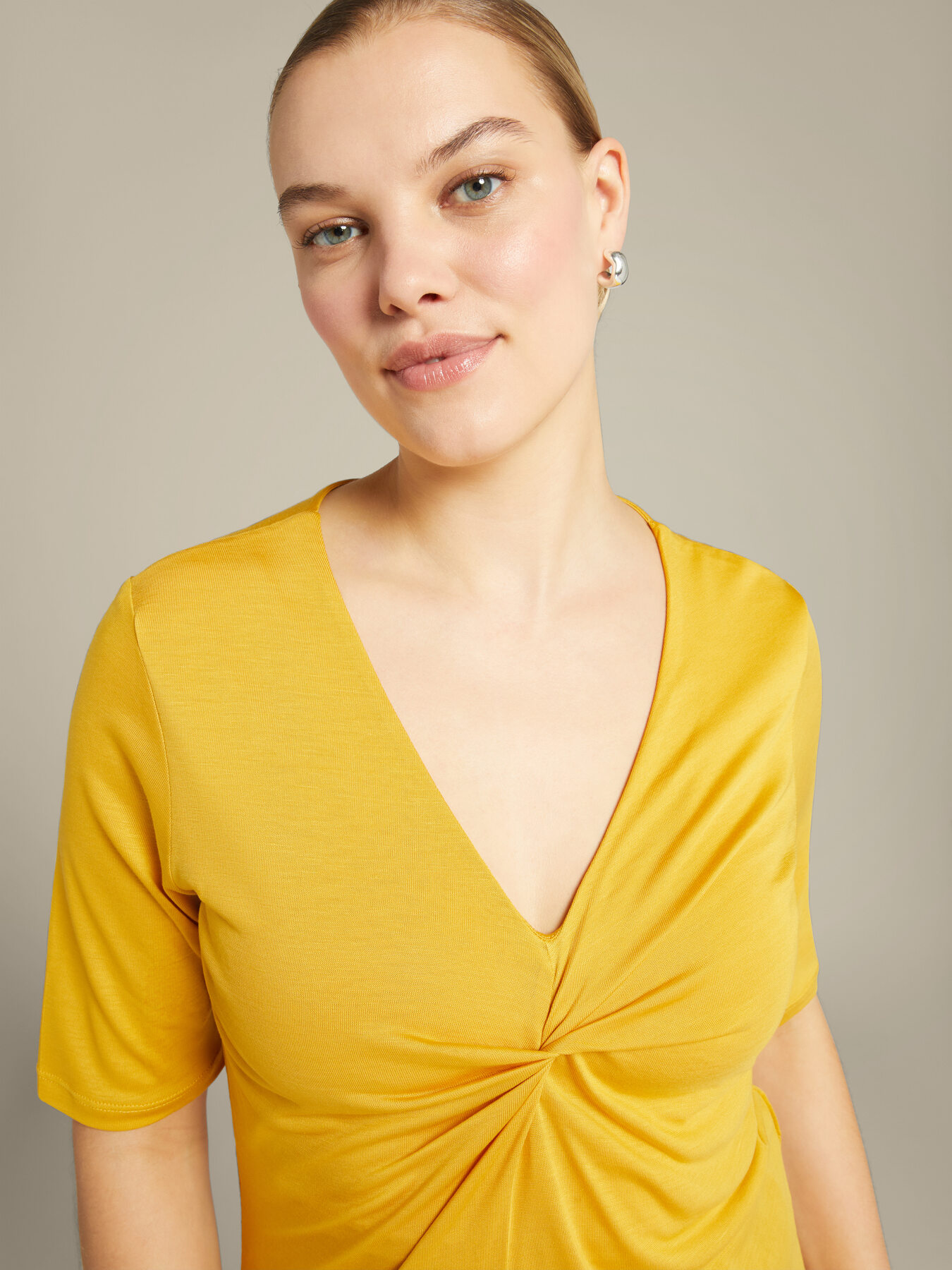 T-Shirt mit Knoten vorne aus Lyocell image number 3