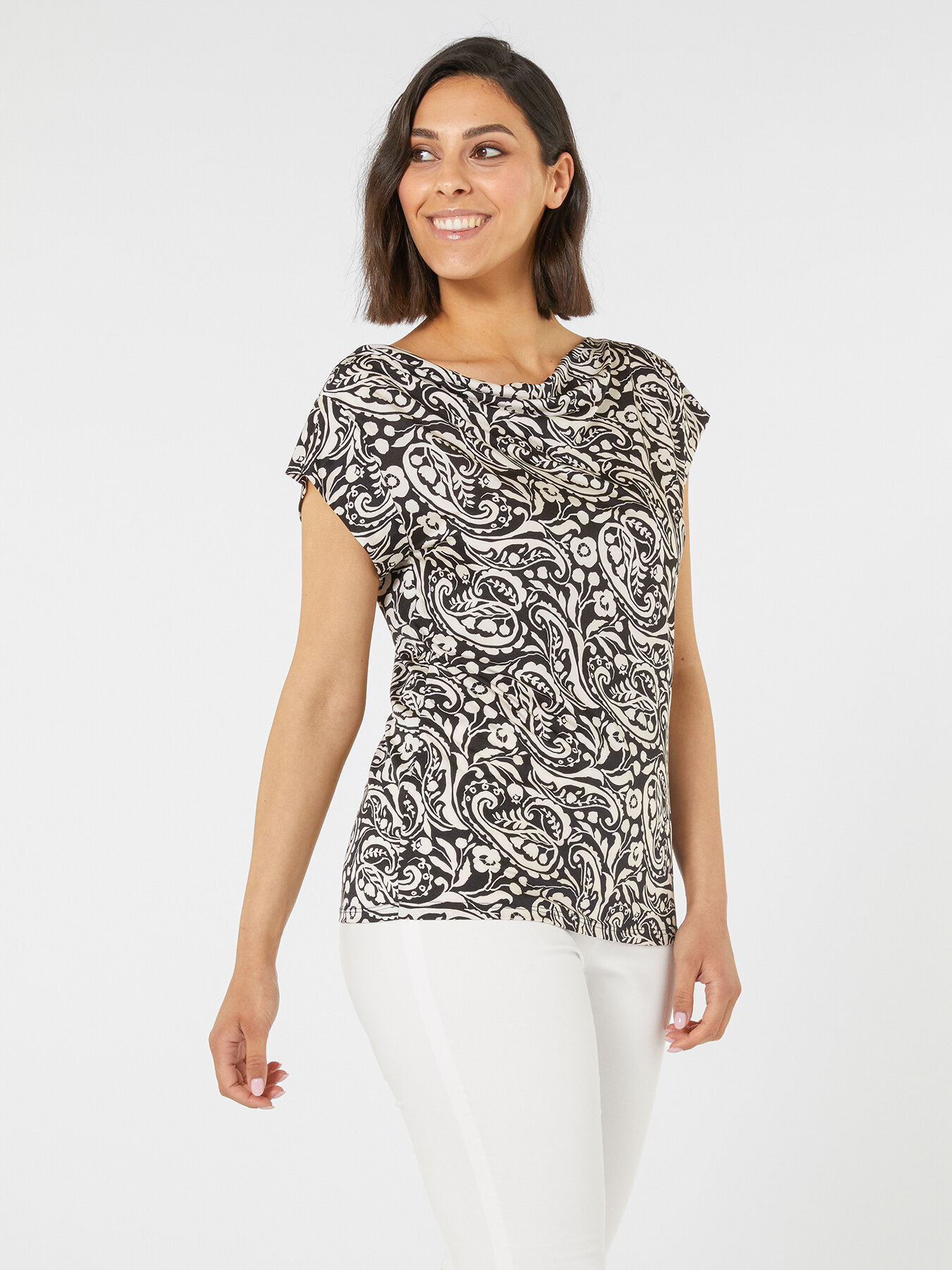 Camiseta estampada en blanco y negro image number 2