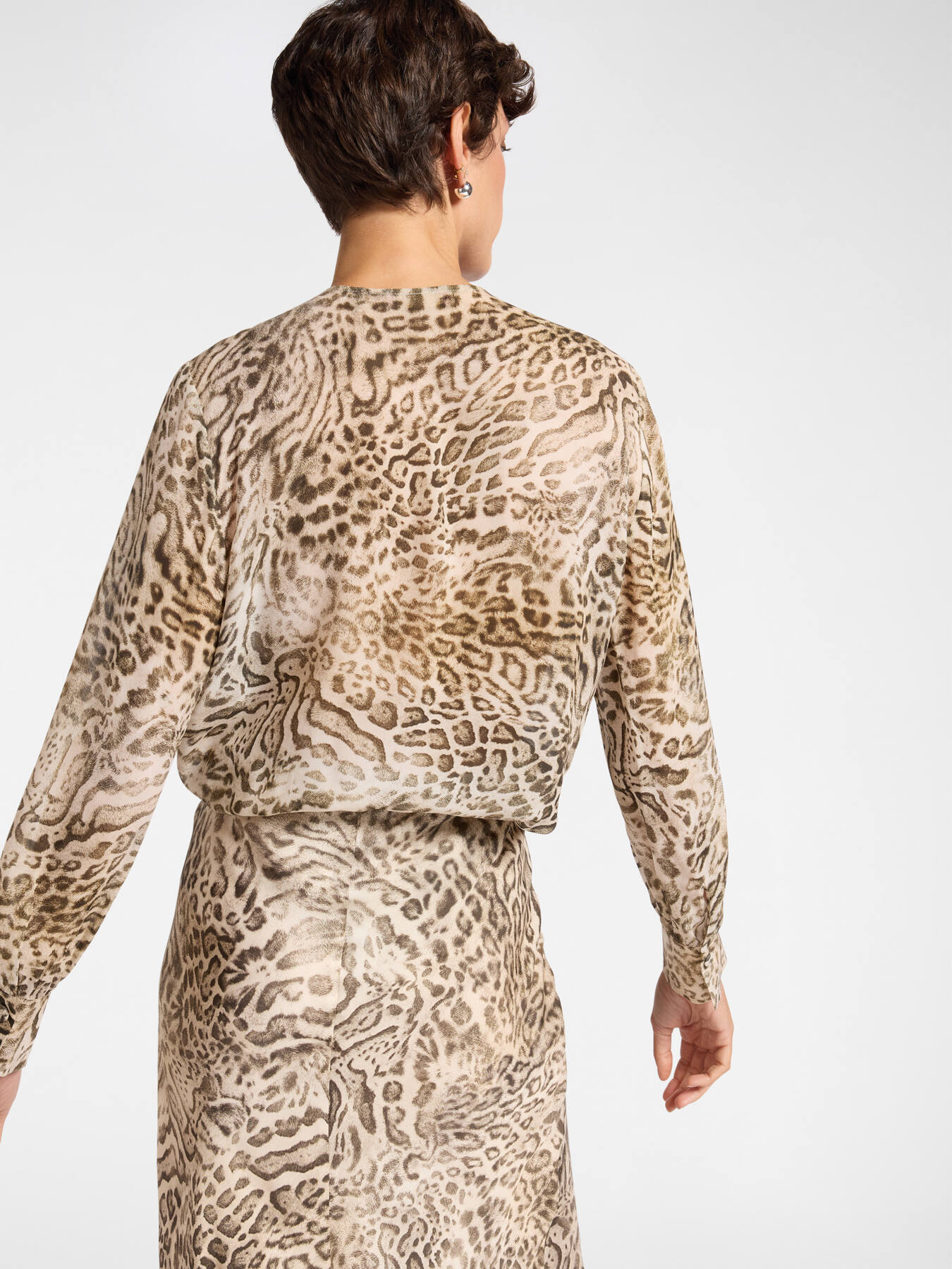 Blusa animal print com jabot image number 1