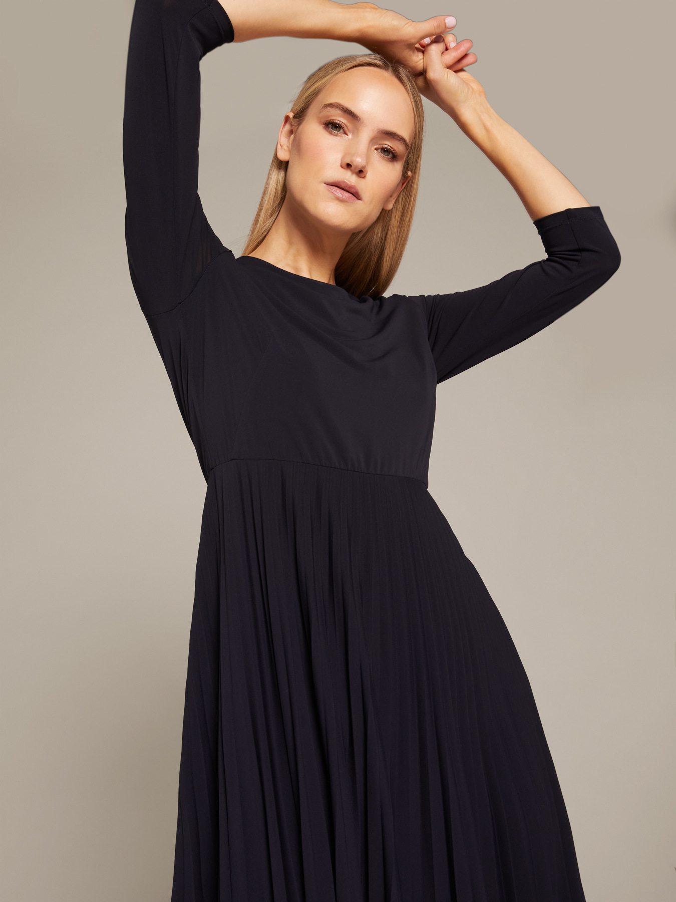 Vestido plisado en tejido de punto image number 1