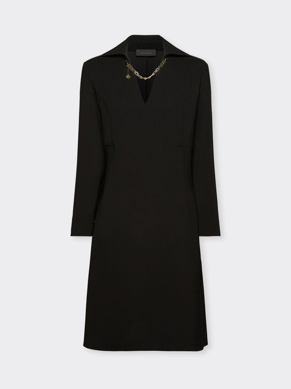 Kleid mit Monogramm-Halskette