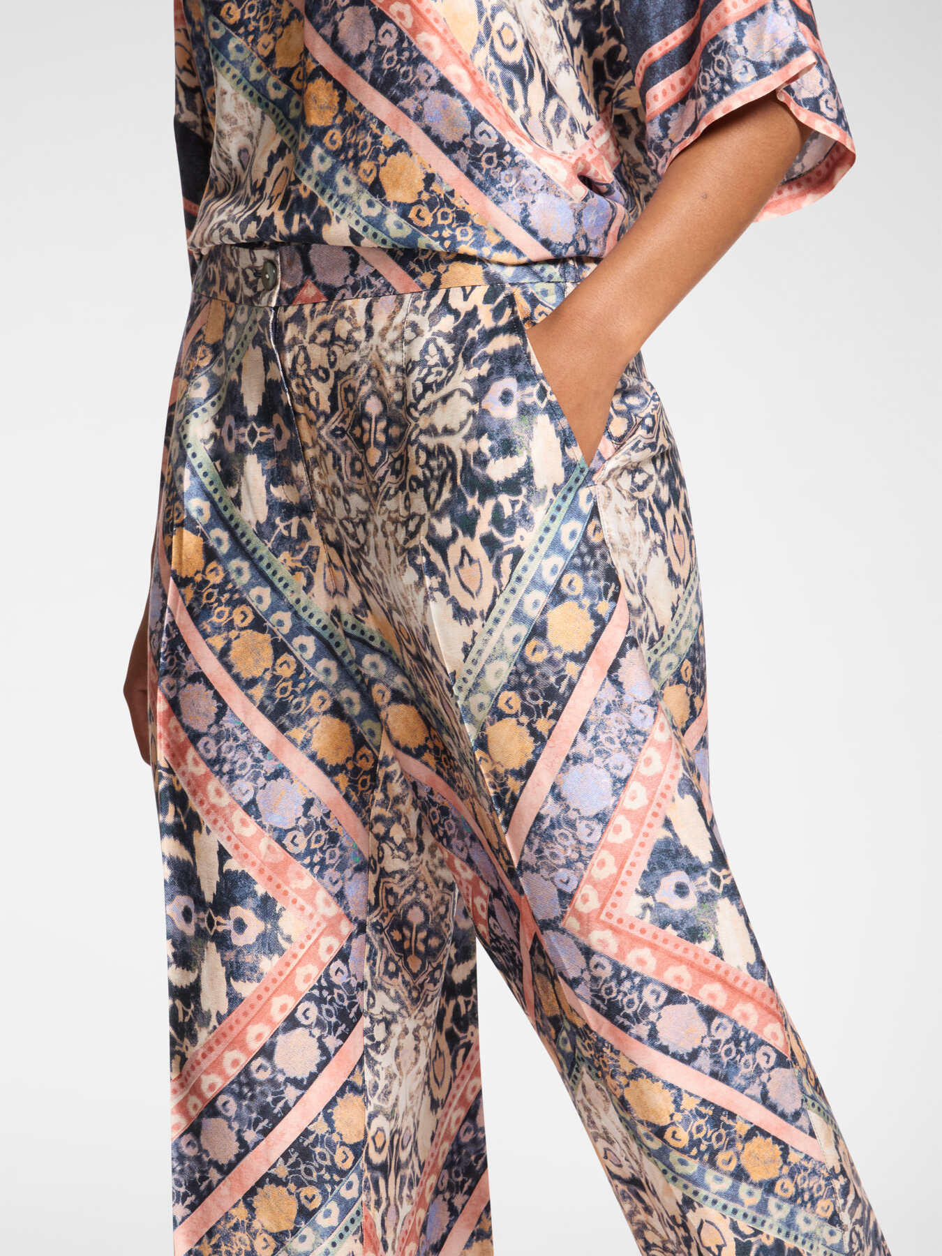 Pantaloni cropped stampati image number 3