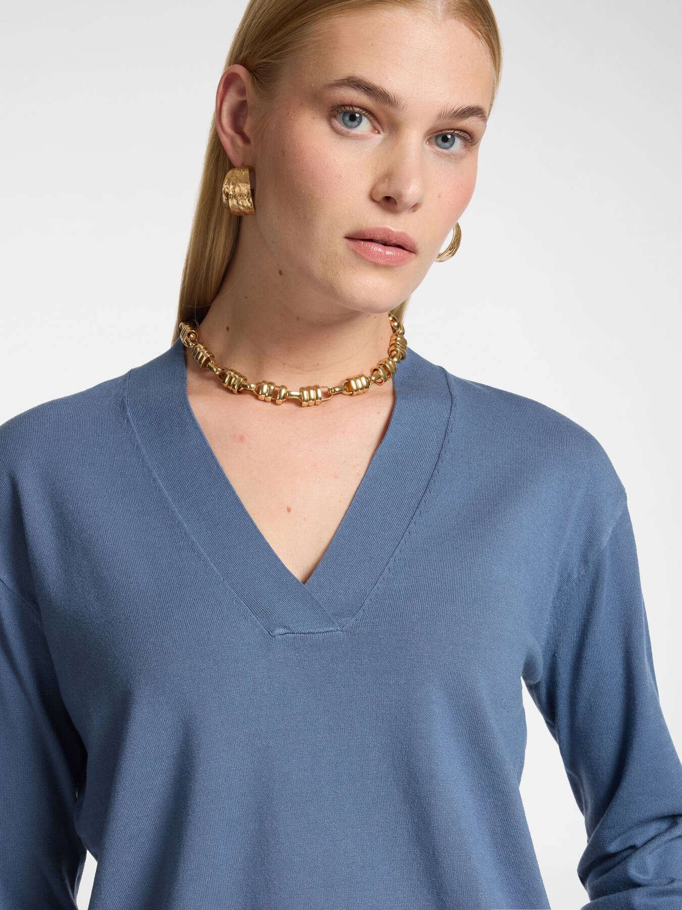 Camisola de malha de viscose decote em V image number 3