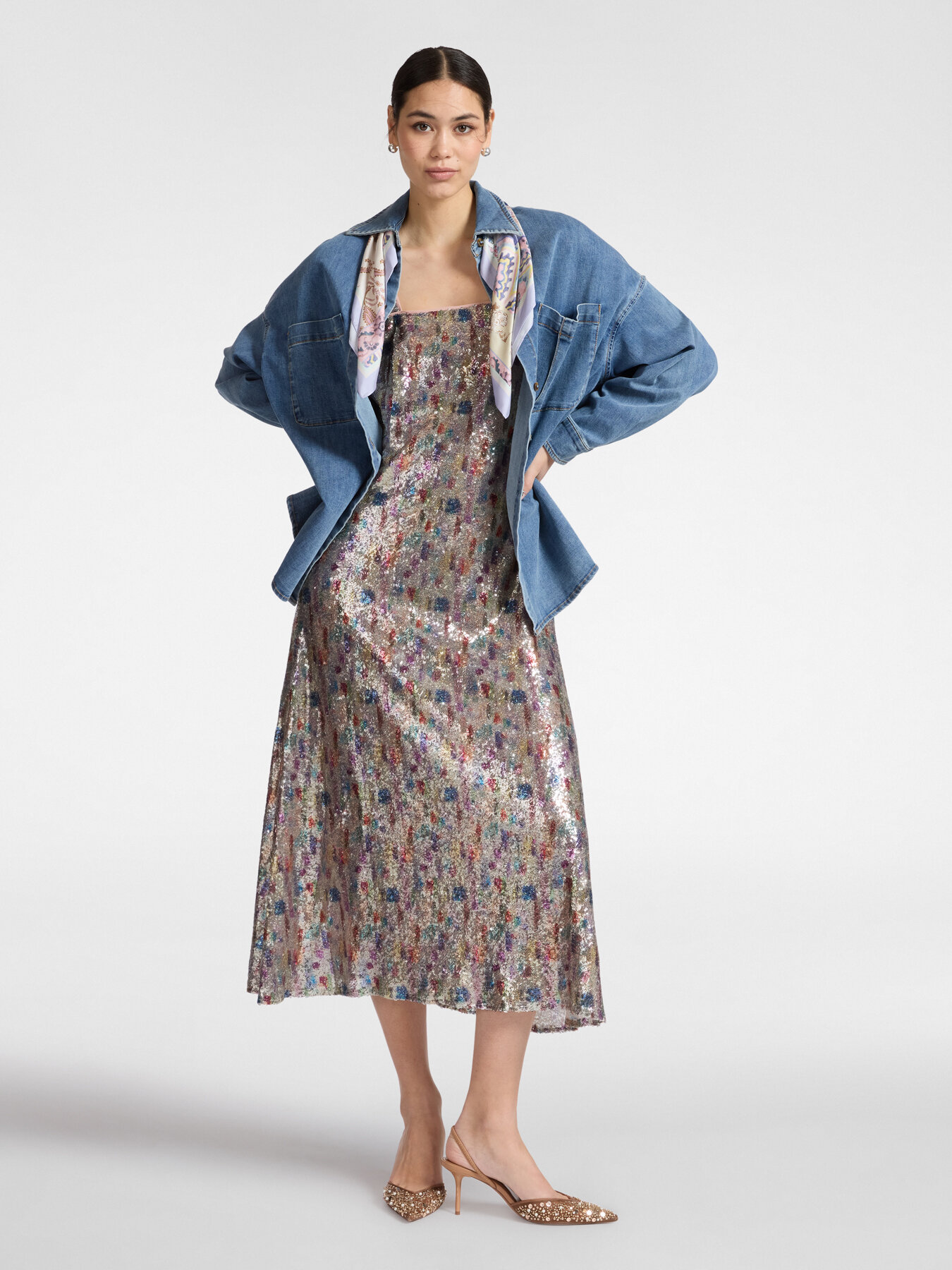 Chemise en denim d&eacute;lav&eacute; avec foulard image number 2