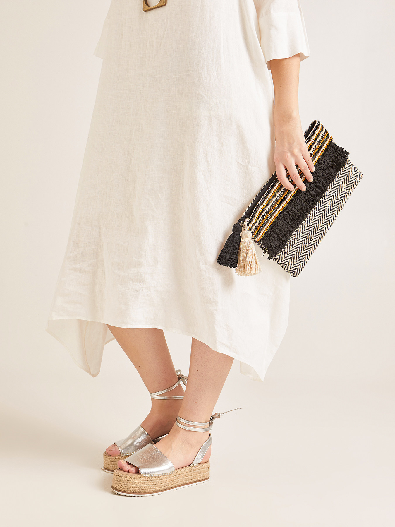 Pochette con ricamo e nappine image number 0