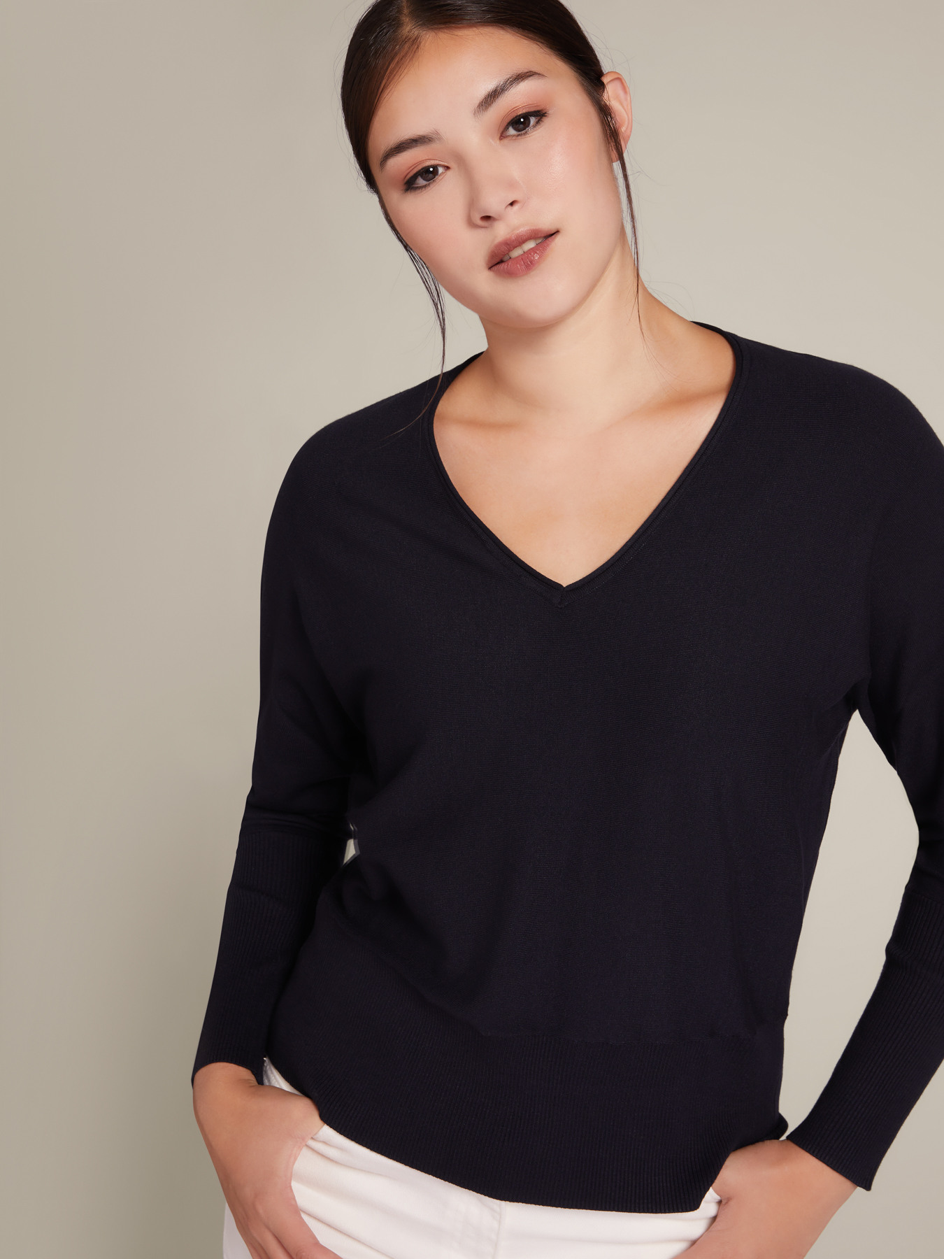 Jersey con escote de pico en eco-viscosa image number 3