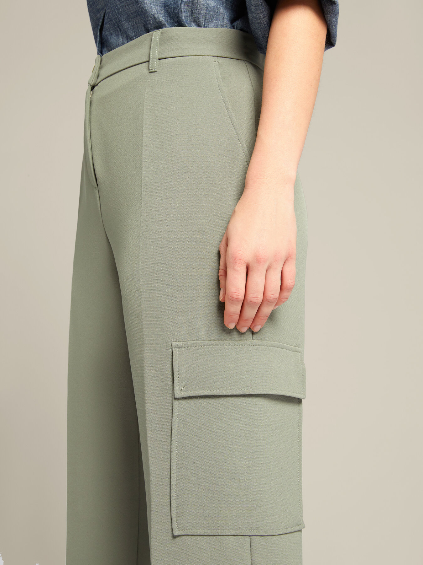 Pantaloni cargo tailoring da fibre riciclate image number 3