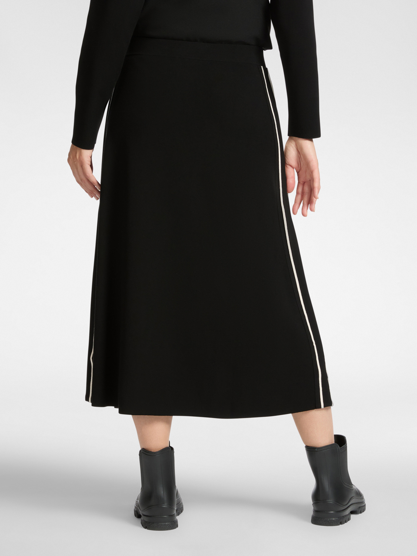 Knitted skirt with side stripe image number 1