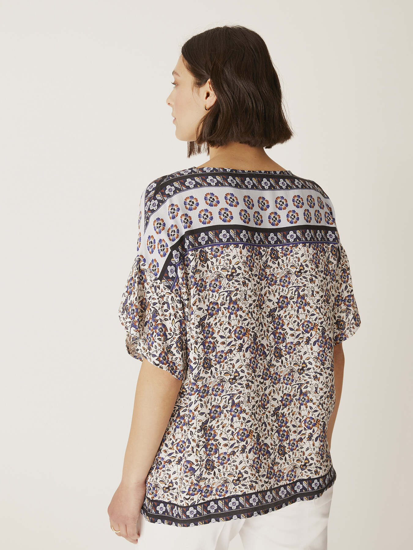 Blouse &agrave; imprim&eacute; ethnique plac&eacute; image number 1