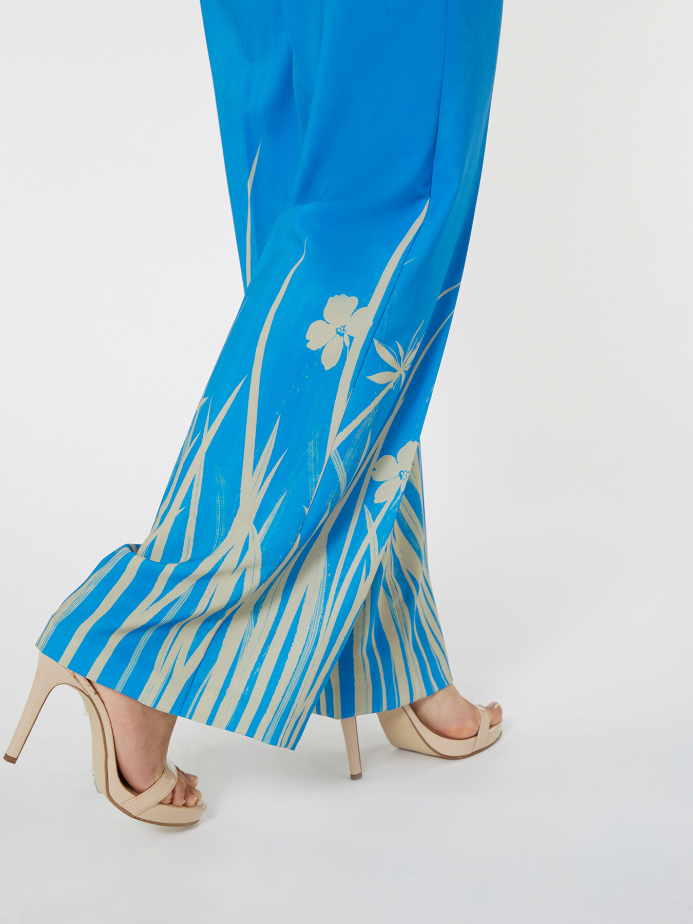 Printed trousers image number 4