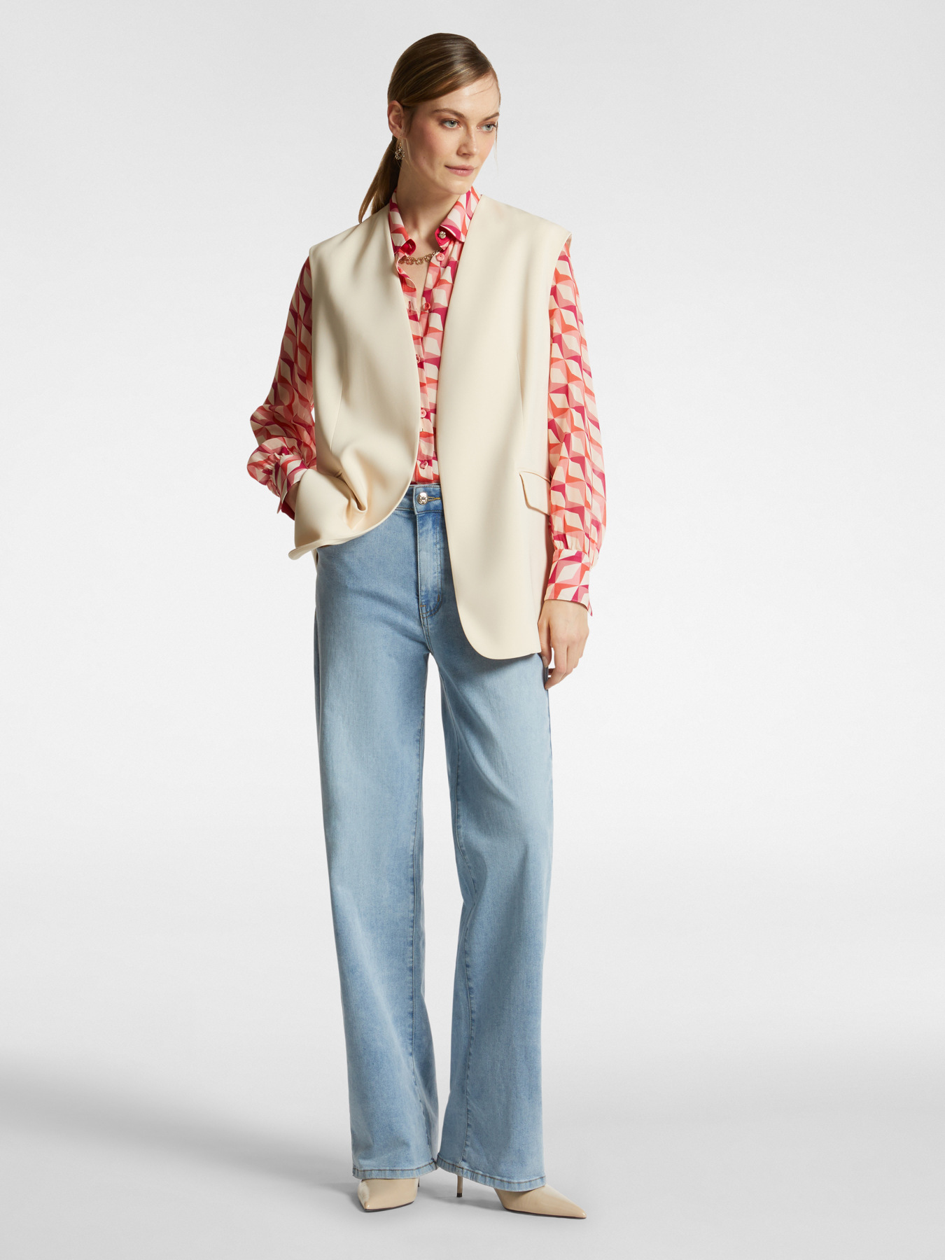 Blazer sin mangas de crep&eacute; cady image number 9