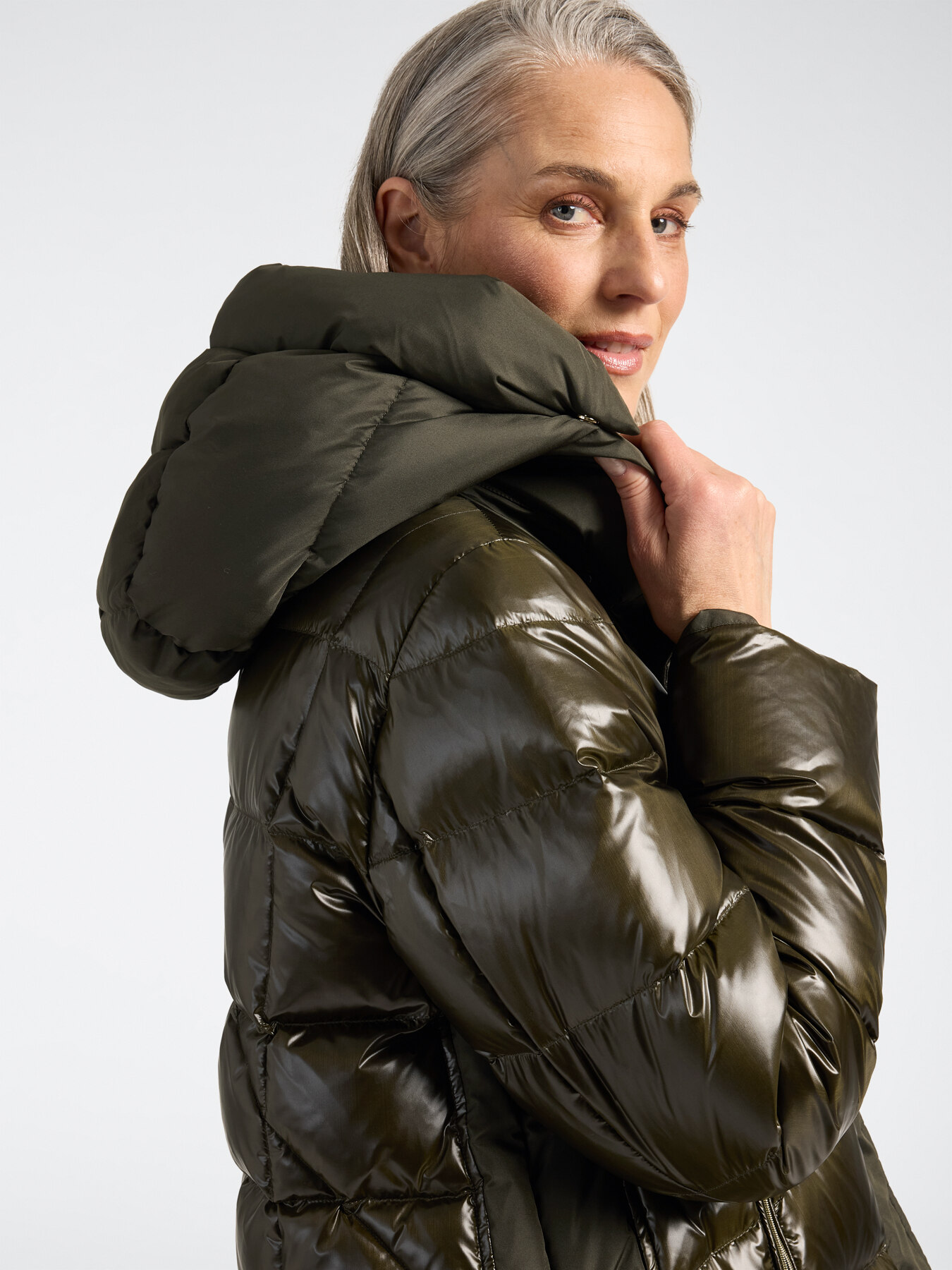 Long puffer jacket in shiny and matte nylon image number 3