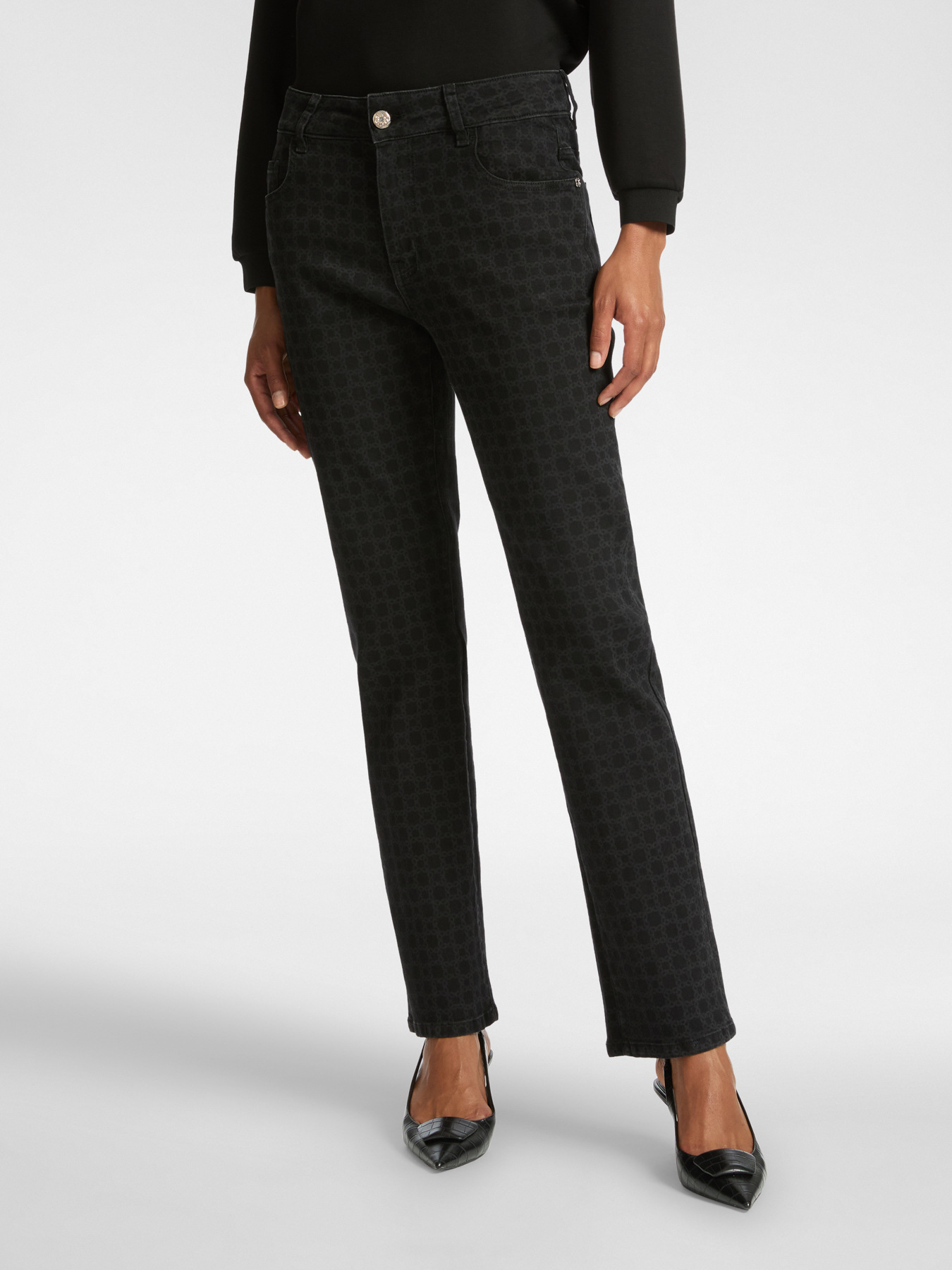 Cal&ccedil;a jeans preta com monograma image number 2