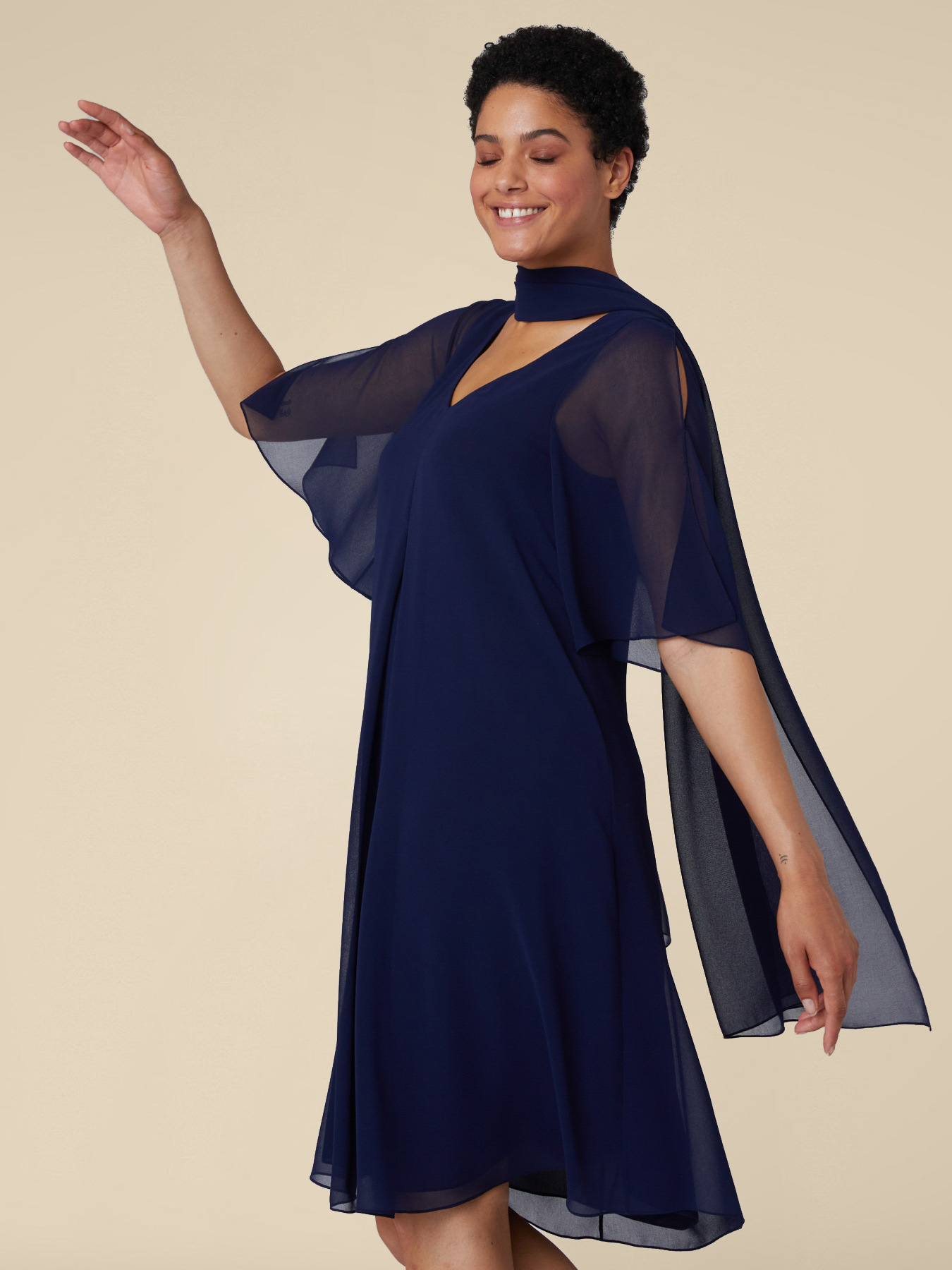 KLEID AUS GEORGETTE MIT STOLA image number 3