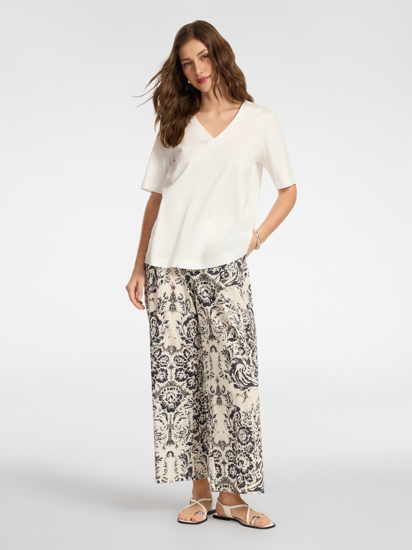 V-neck cotton T-shirt image number 2