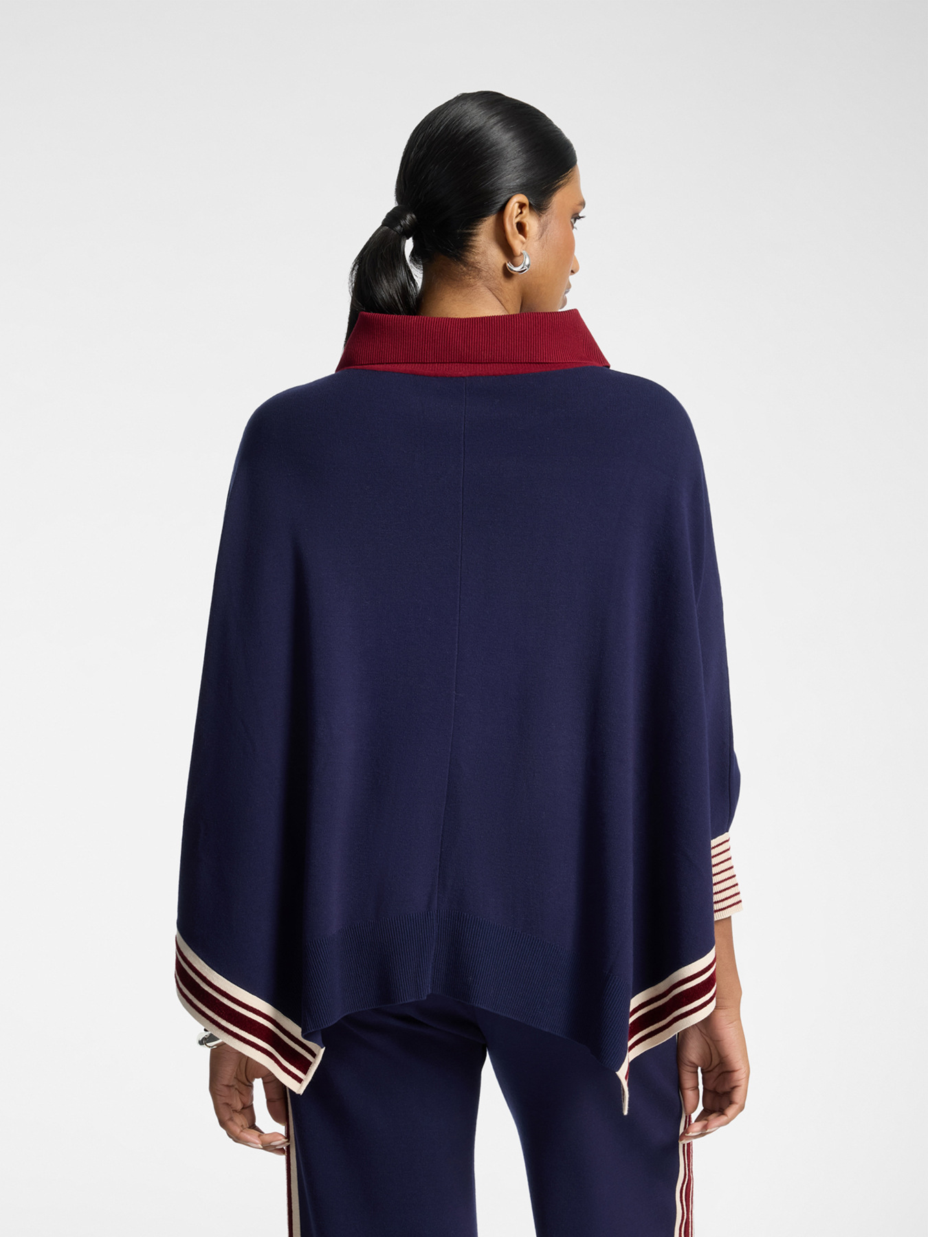 Poncho aus Strickware mit gestreiften R&auml;ndern image number 1