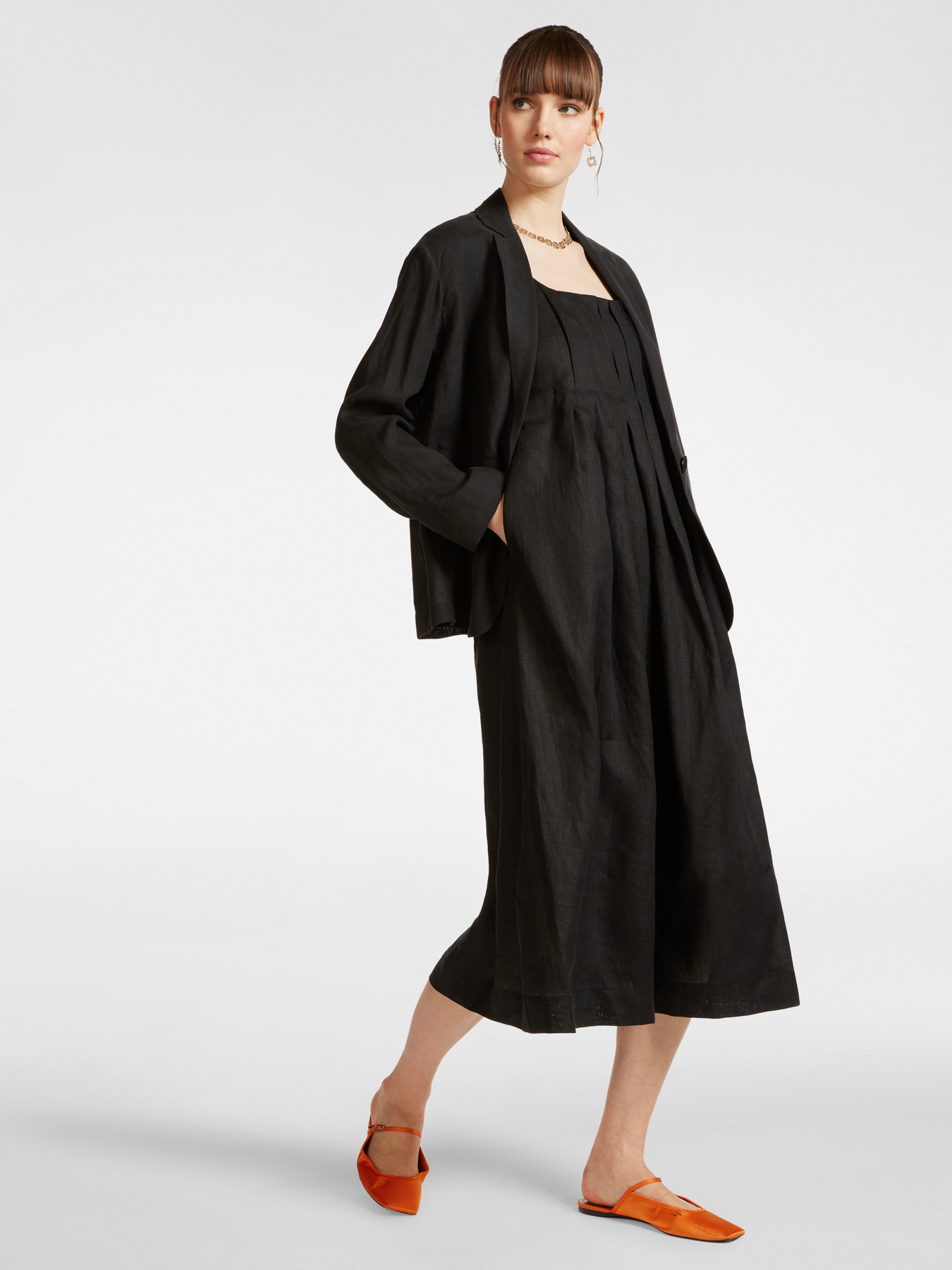 Linen dress with front pleats image number 4