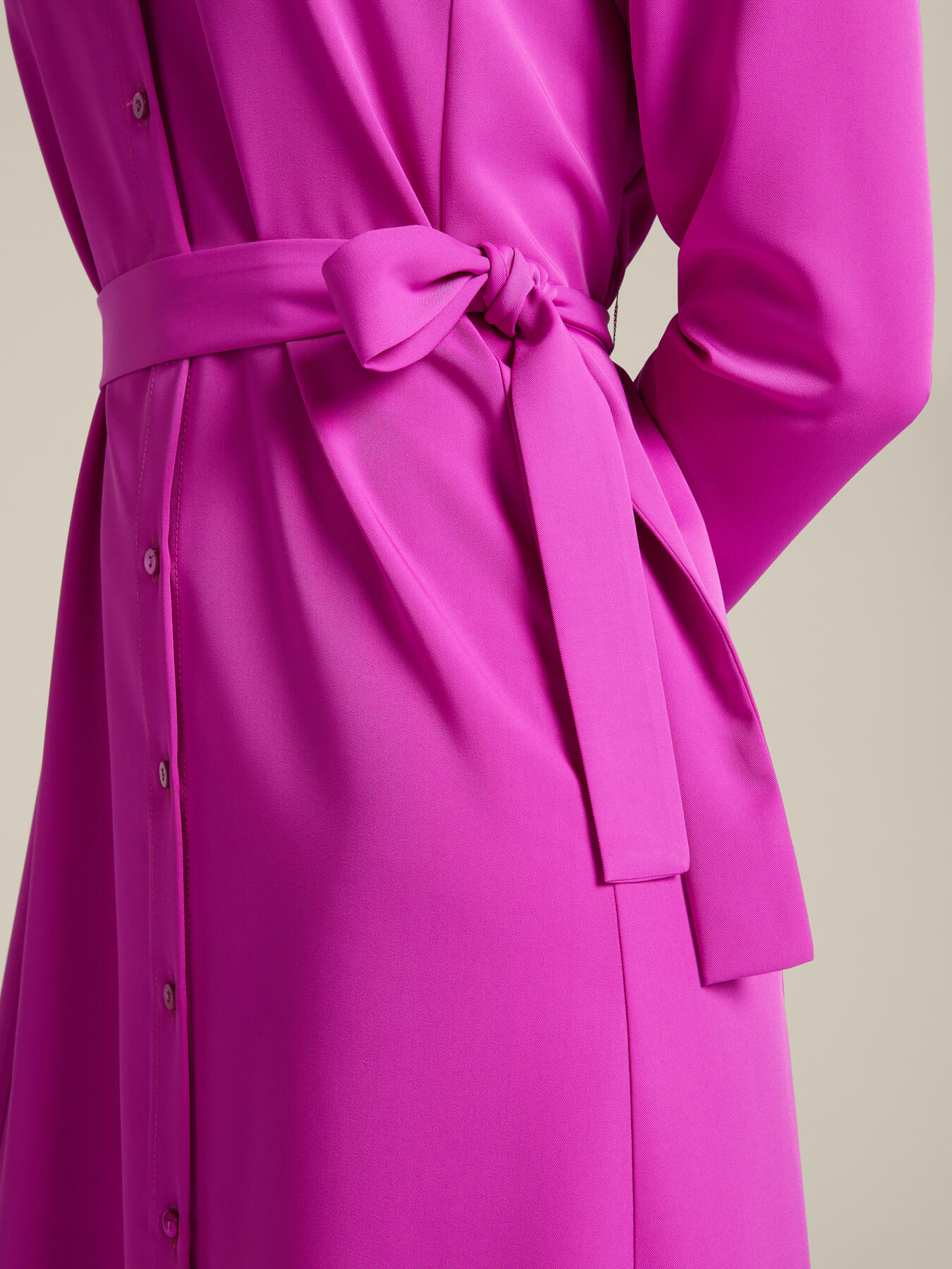 Vestido camiseiro com faixa image number 4