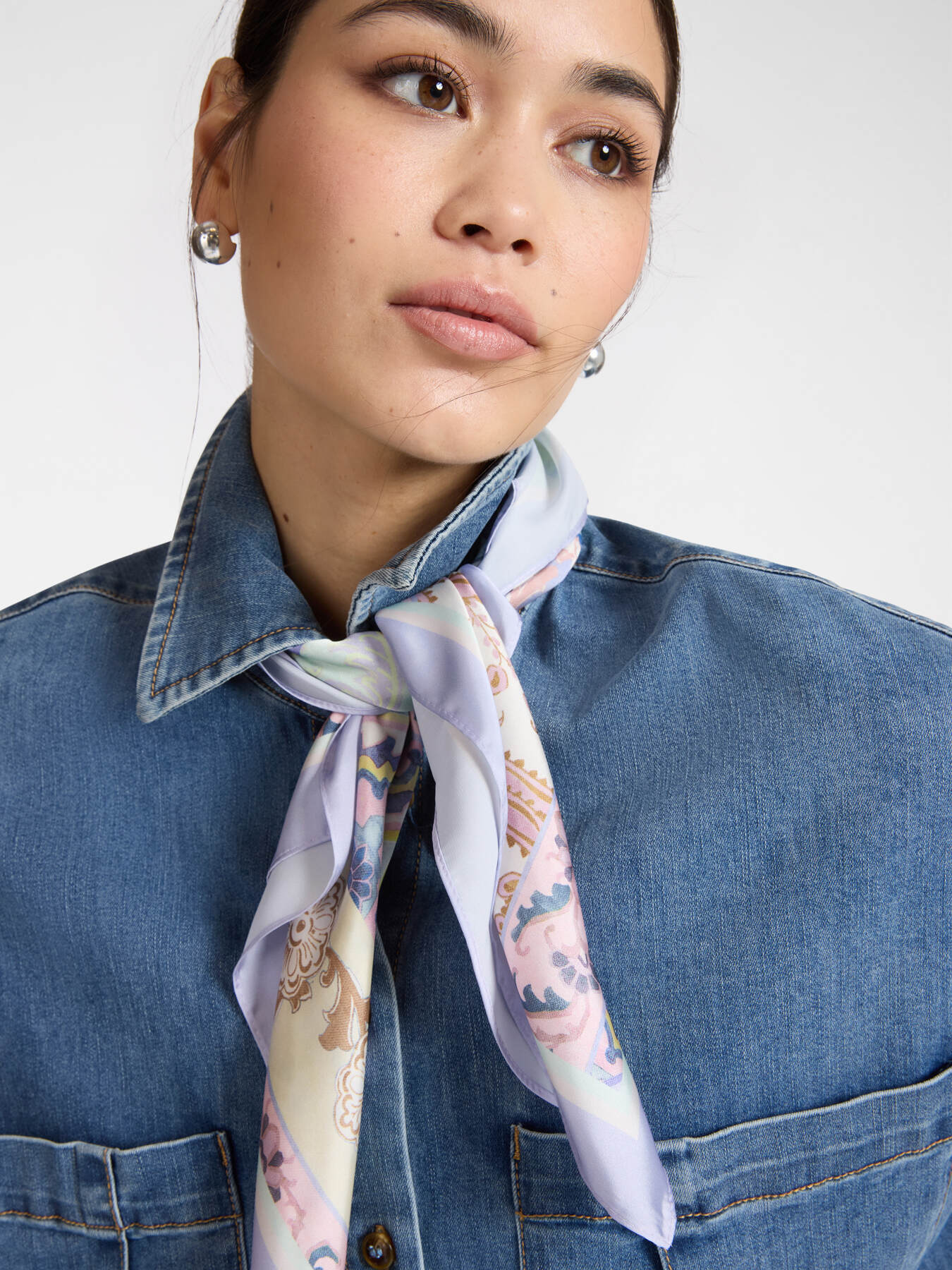 Chemise en denim d&eacute;lav&eacute; avec foulard image number 3