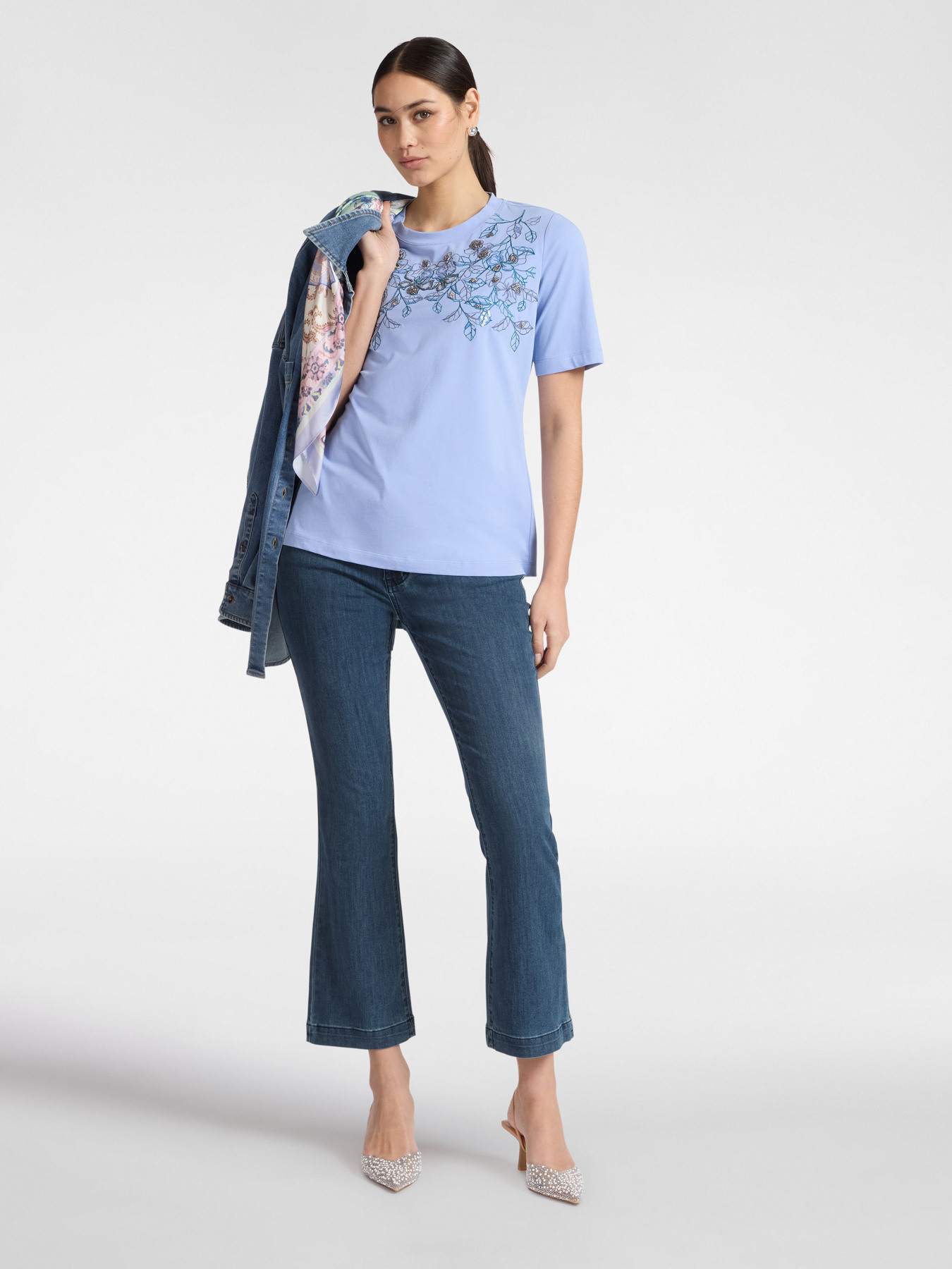 T-shirt avec broderie florale image number 2