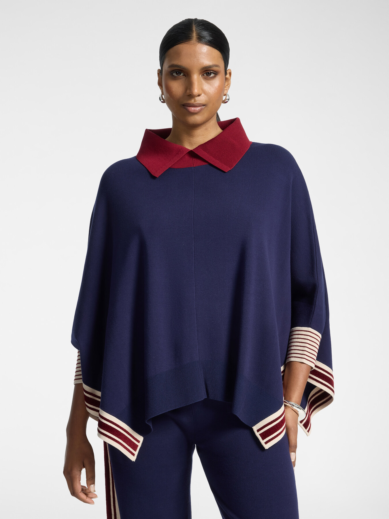 Poncho aus Strickware mit gestreiften R&auml;ndern image number 0