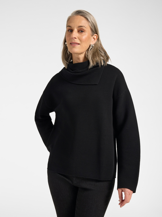 Sweater with detachable collar
