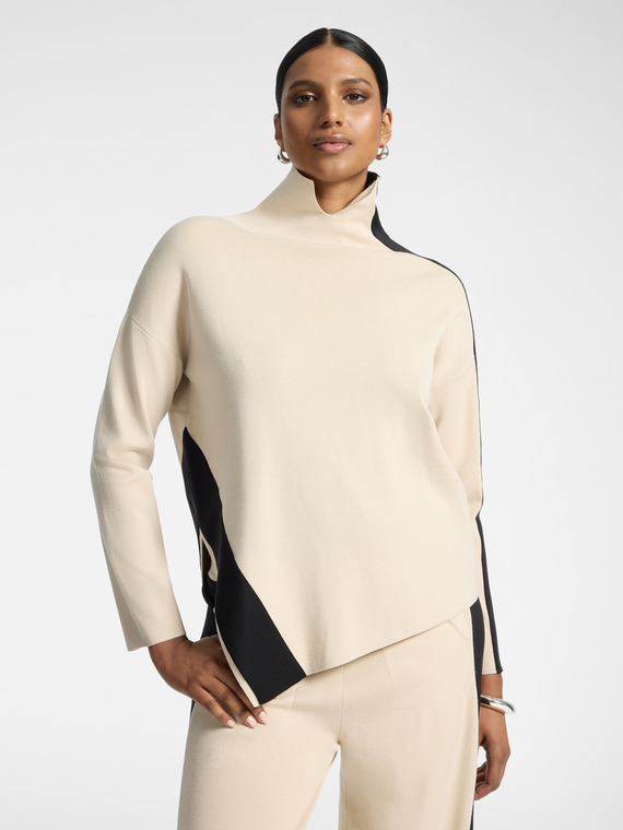 Rollkragenpullover mit asymmetrischem Saum