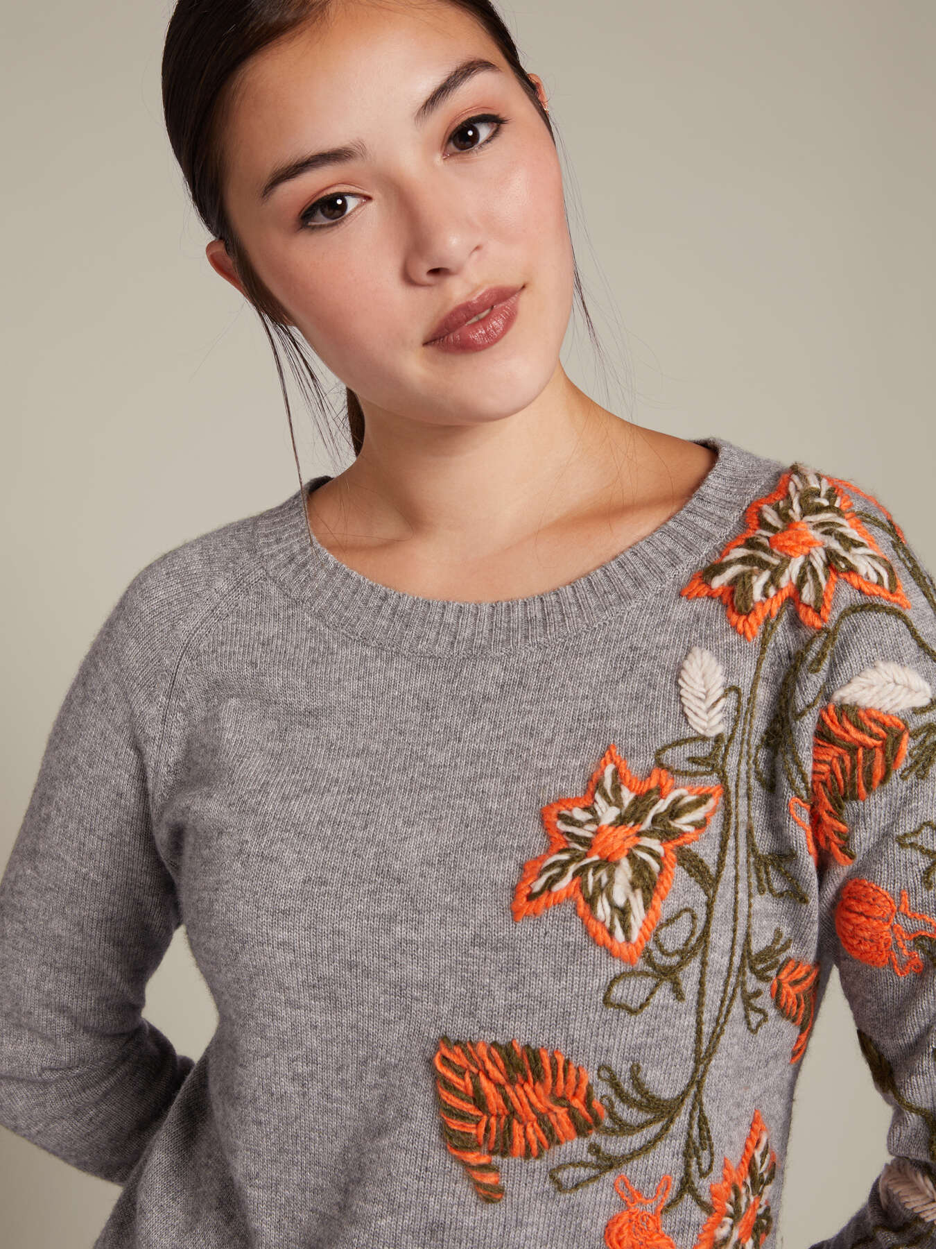 Pullover mit Blumenstickerei image number 3