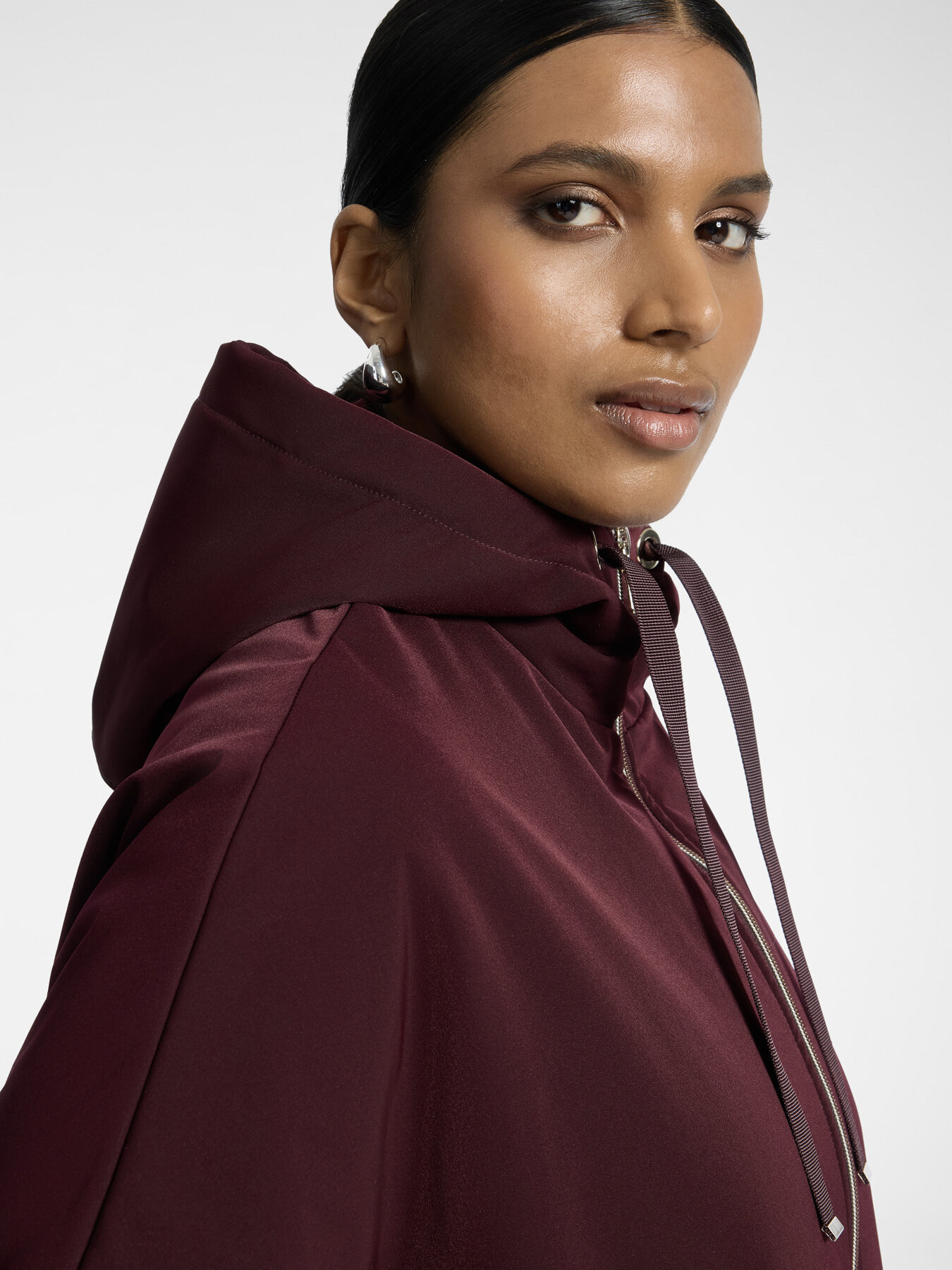 Leichte Kapuzenjacke aus Nylon mit kurzen &Auml;rmeln image number 3