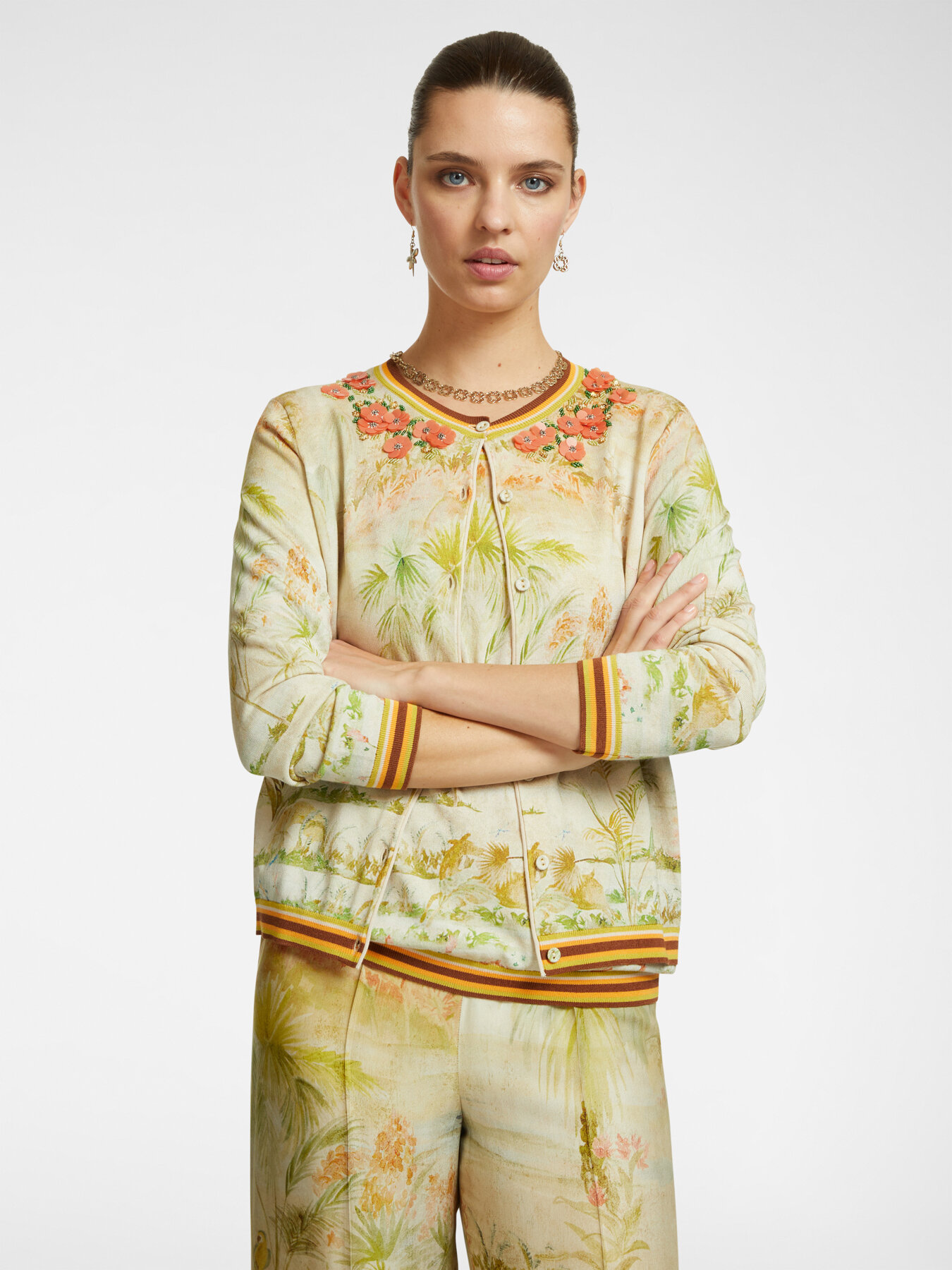 C&aacute;rdigan estampado y bordado image number 0