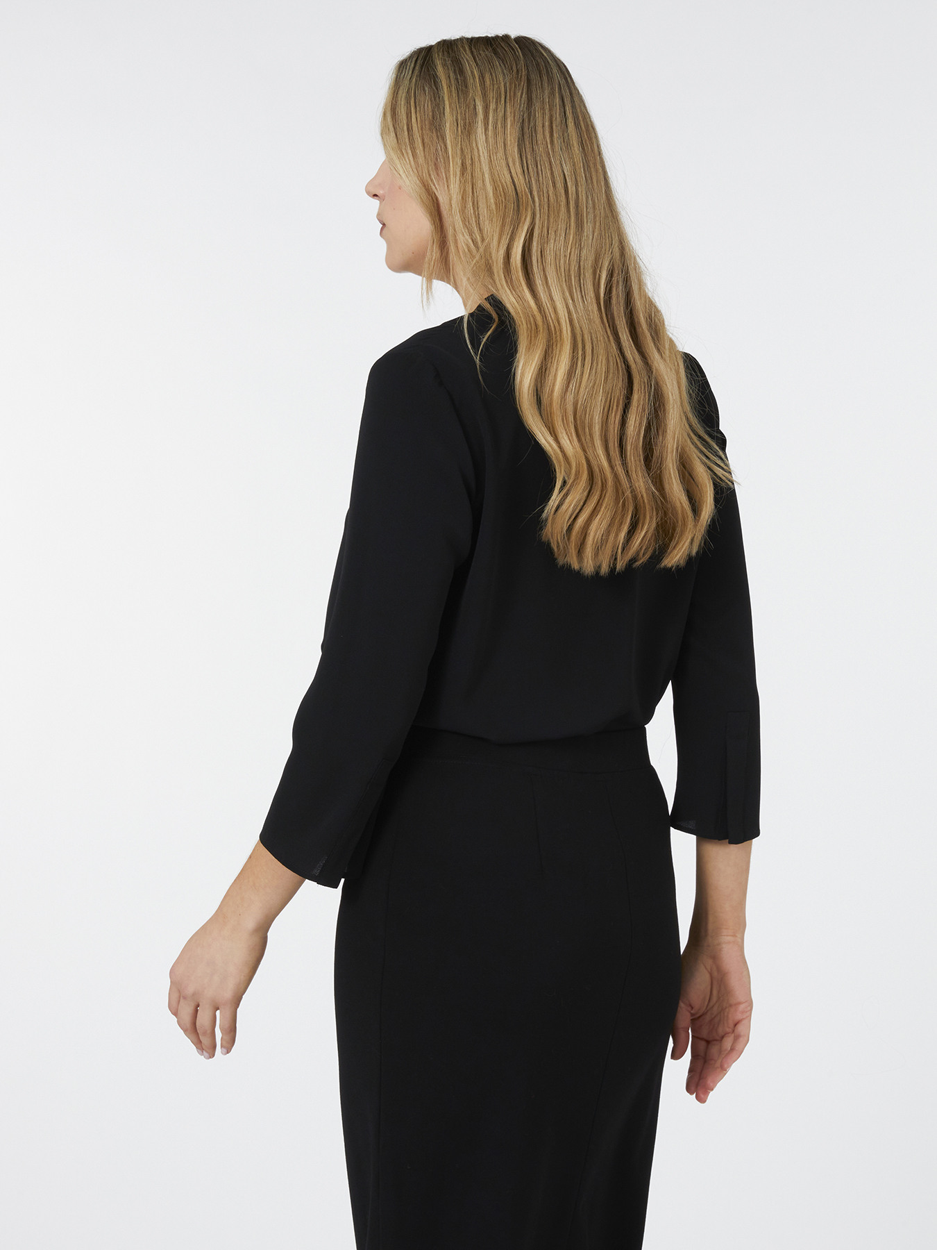 Blouse &eacute;vas&eacute;e &agrave; manches trois-quarts image number 2