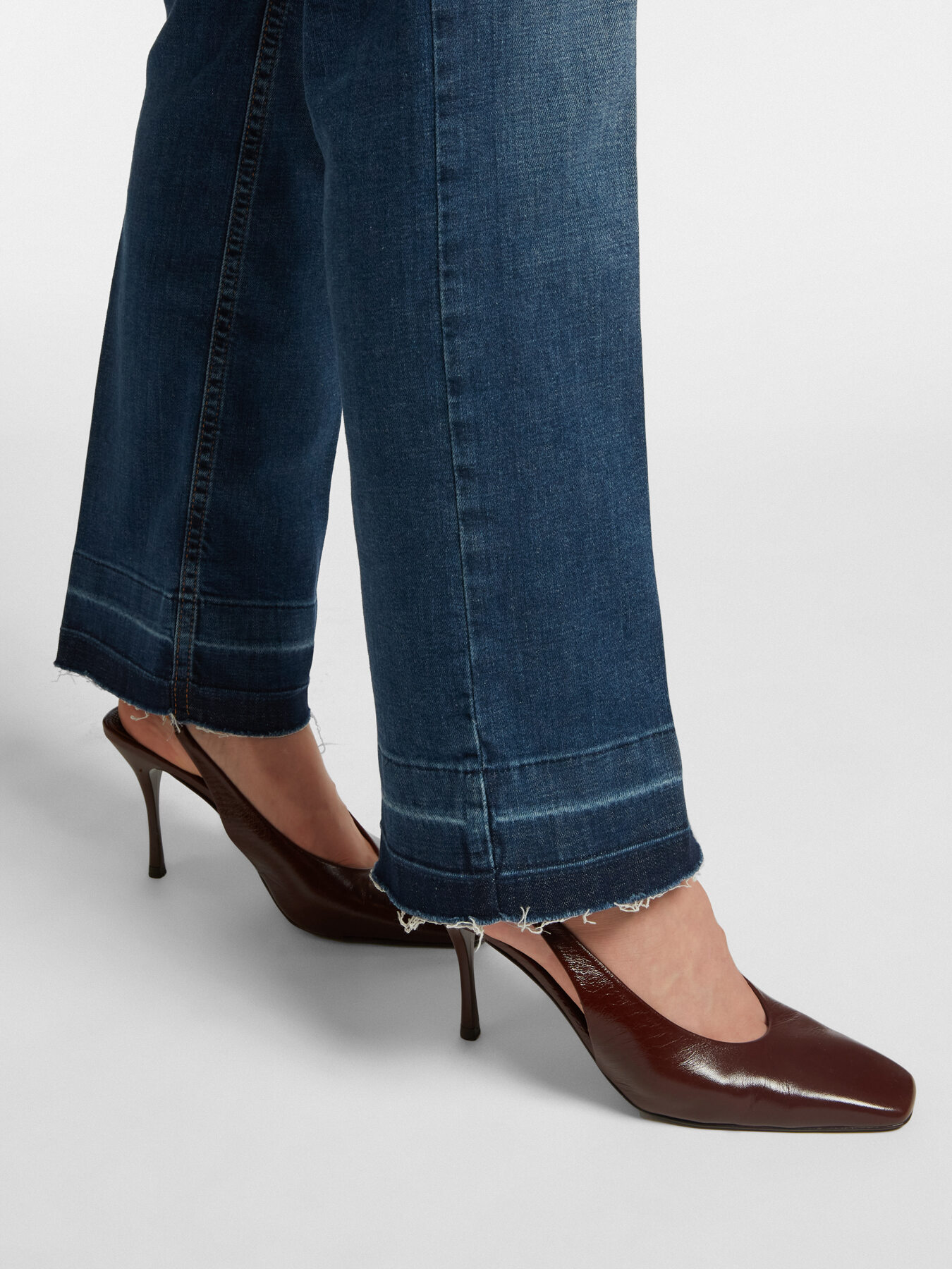 Jeans with chains on the pockets image number 4