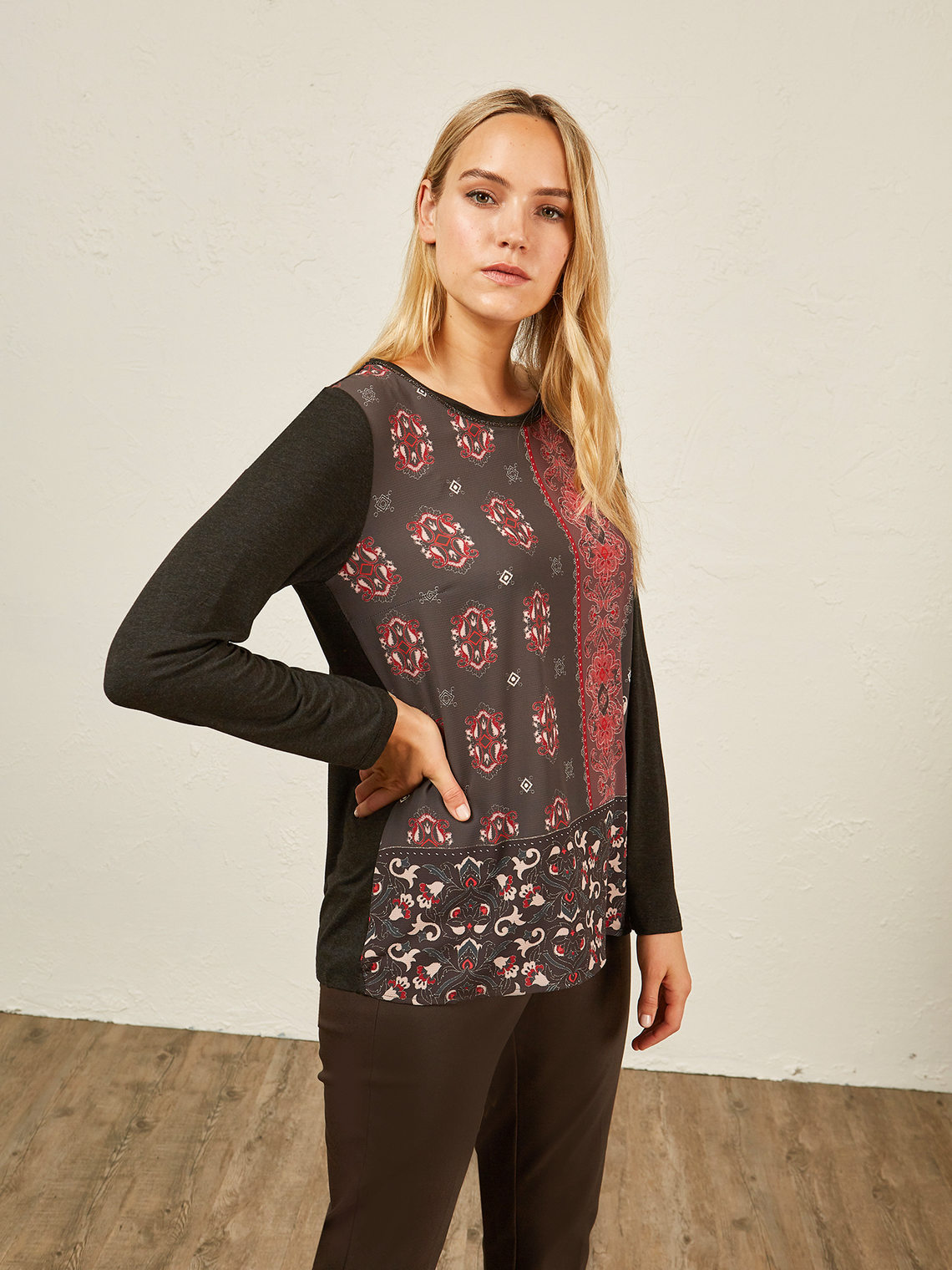 Elenamiro: T-shirt com parte frontal estampada_1