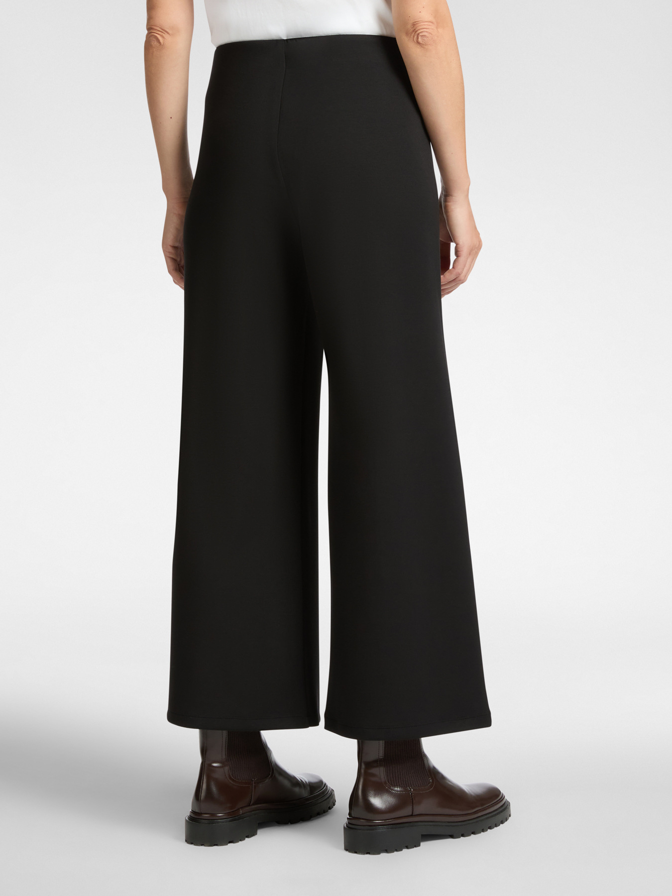 Pantalon court l&eacute;ger en n&eacute;opr&egrave;ne image number 1