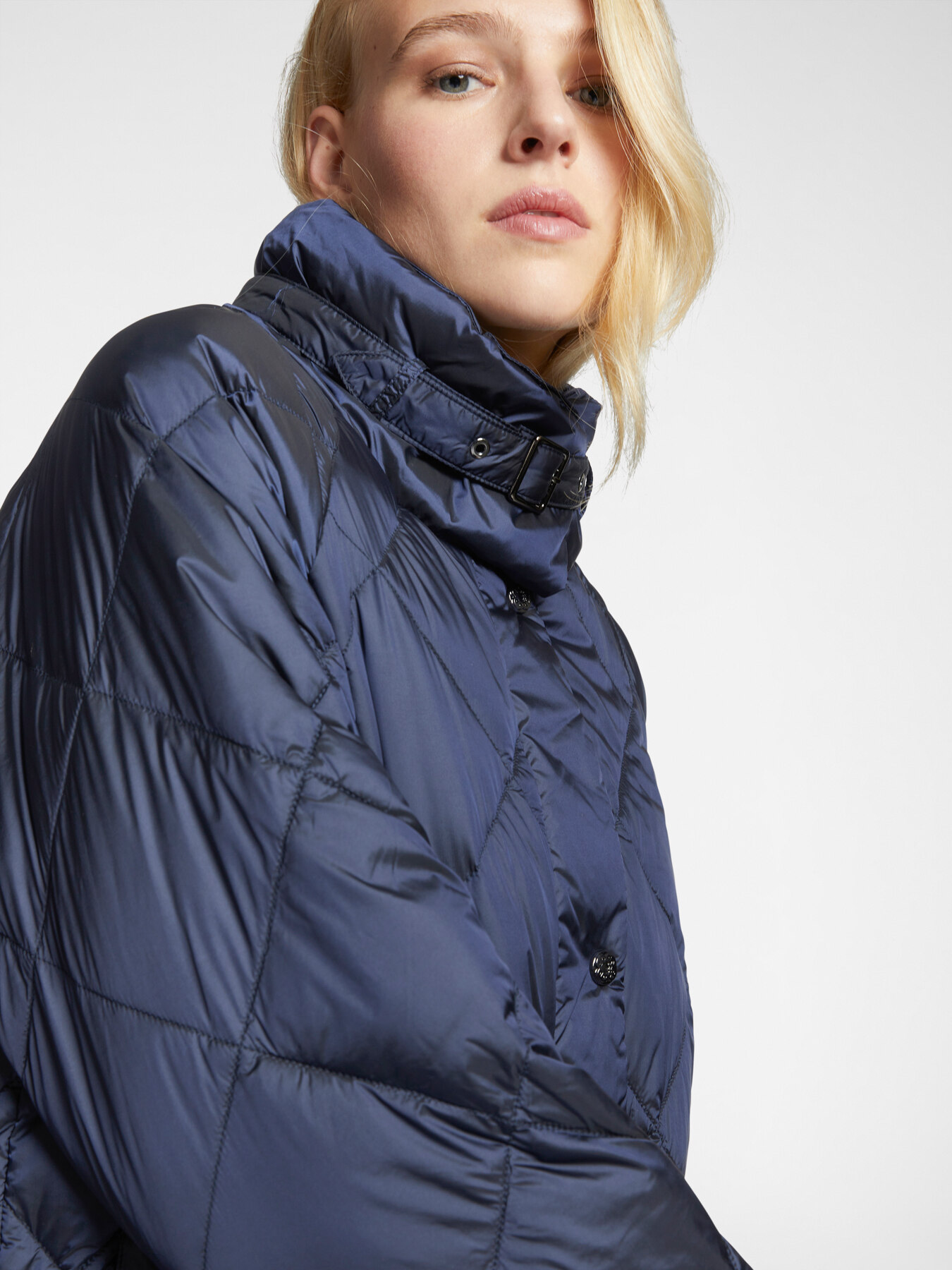 Diamond-quilted down jacket with pockets image number 3