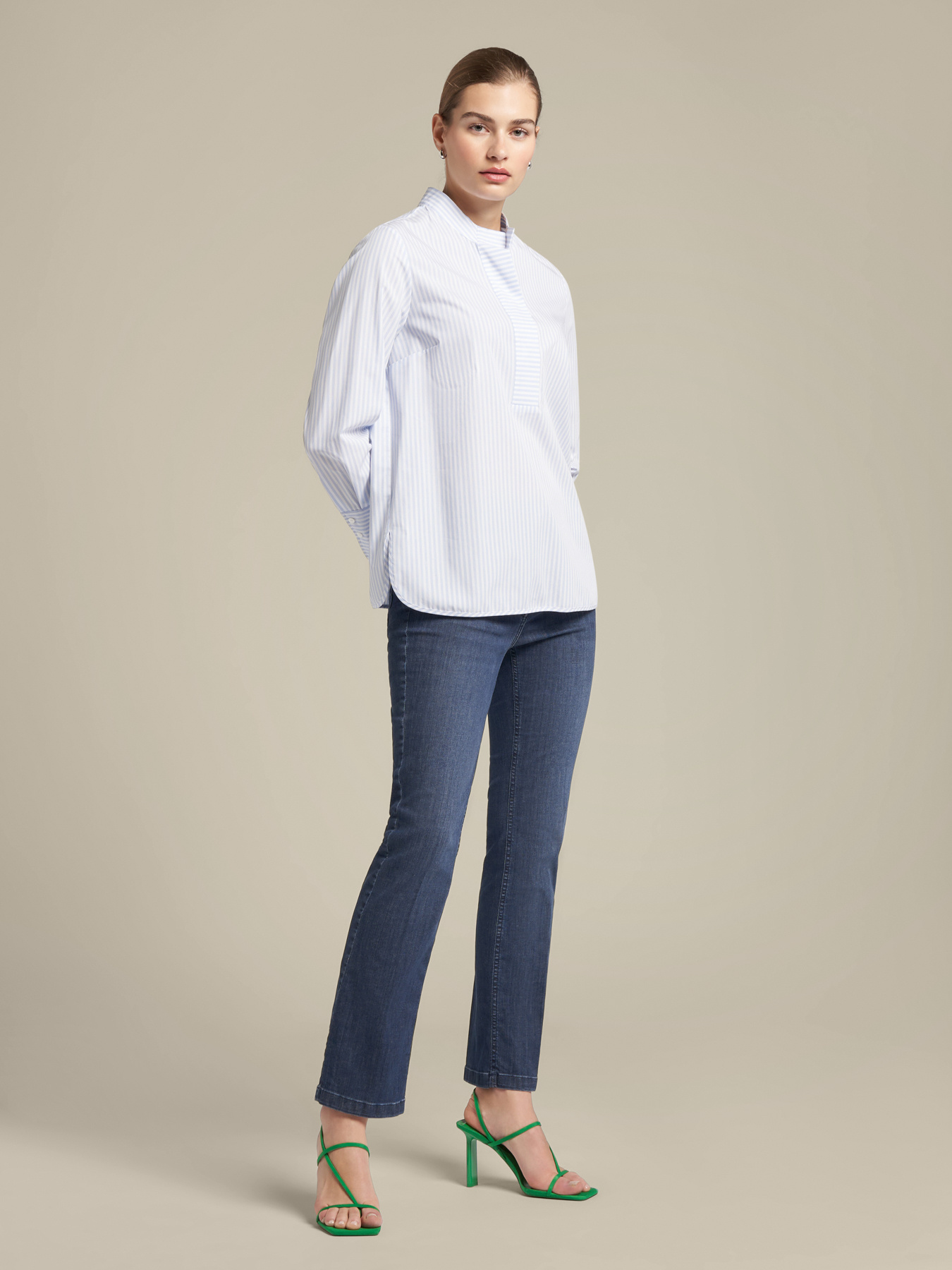 Blusa às riscas com gola alta image number 3