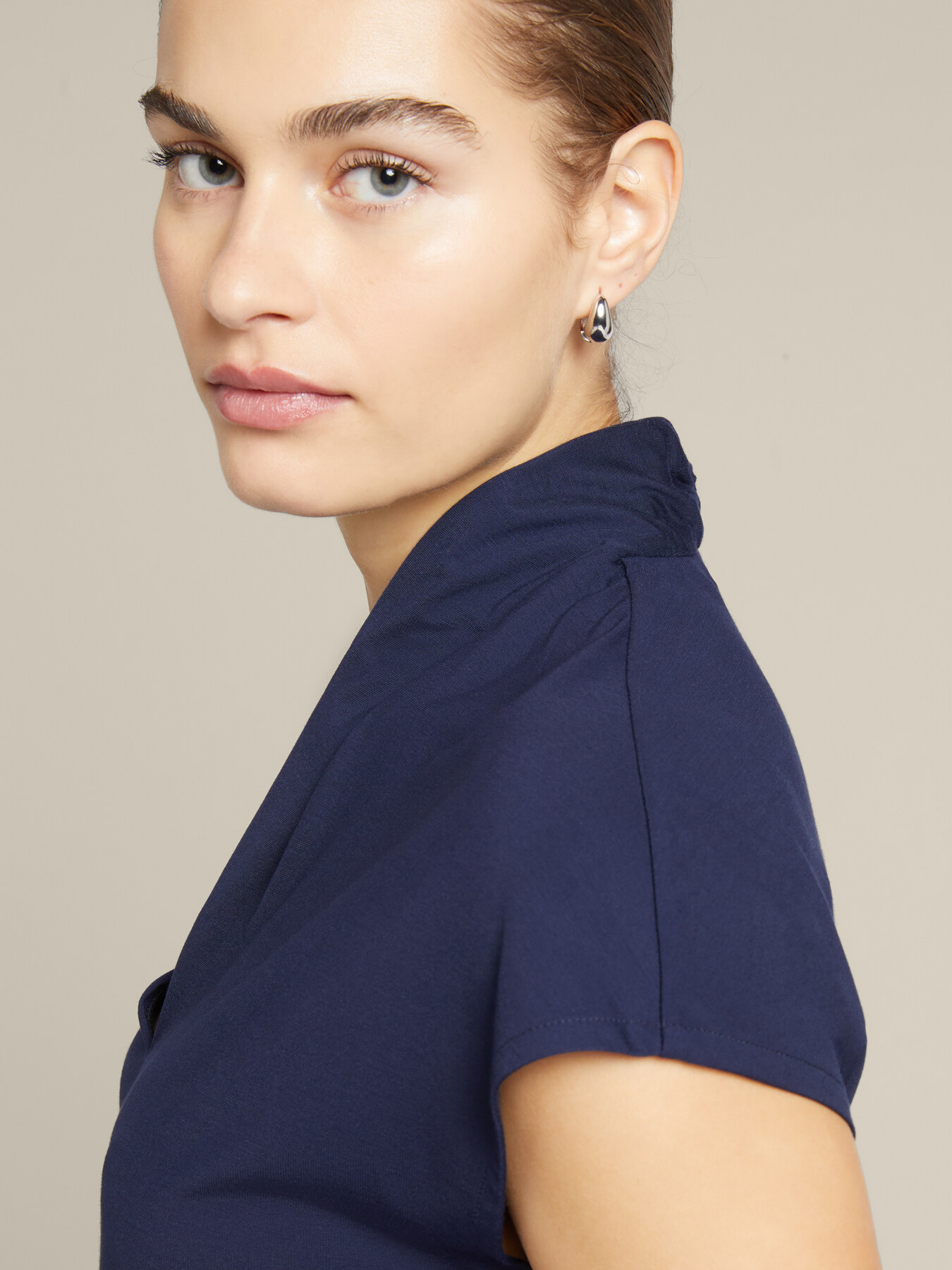 T-shirt com gola levantada image number 3